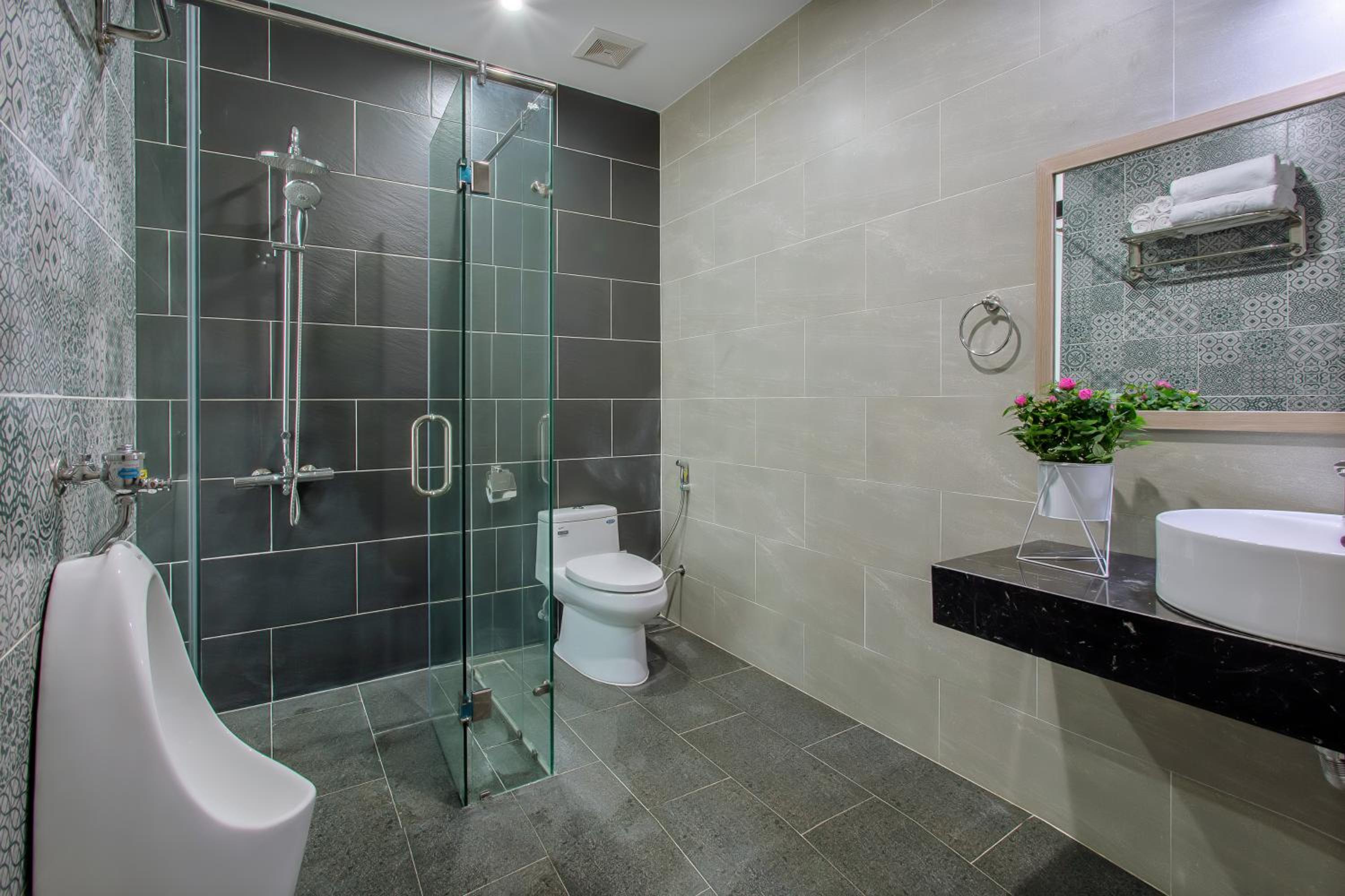 Family Suite with Balcony - Photo 16