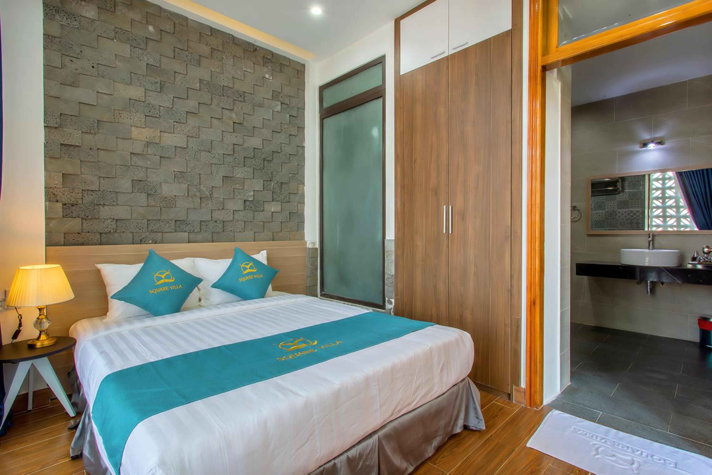 Family Suite with Balcony - Photo 20