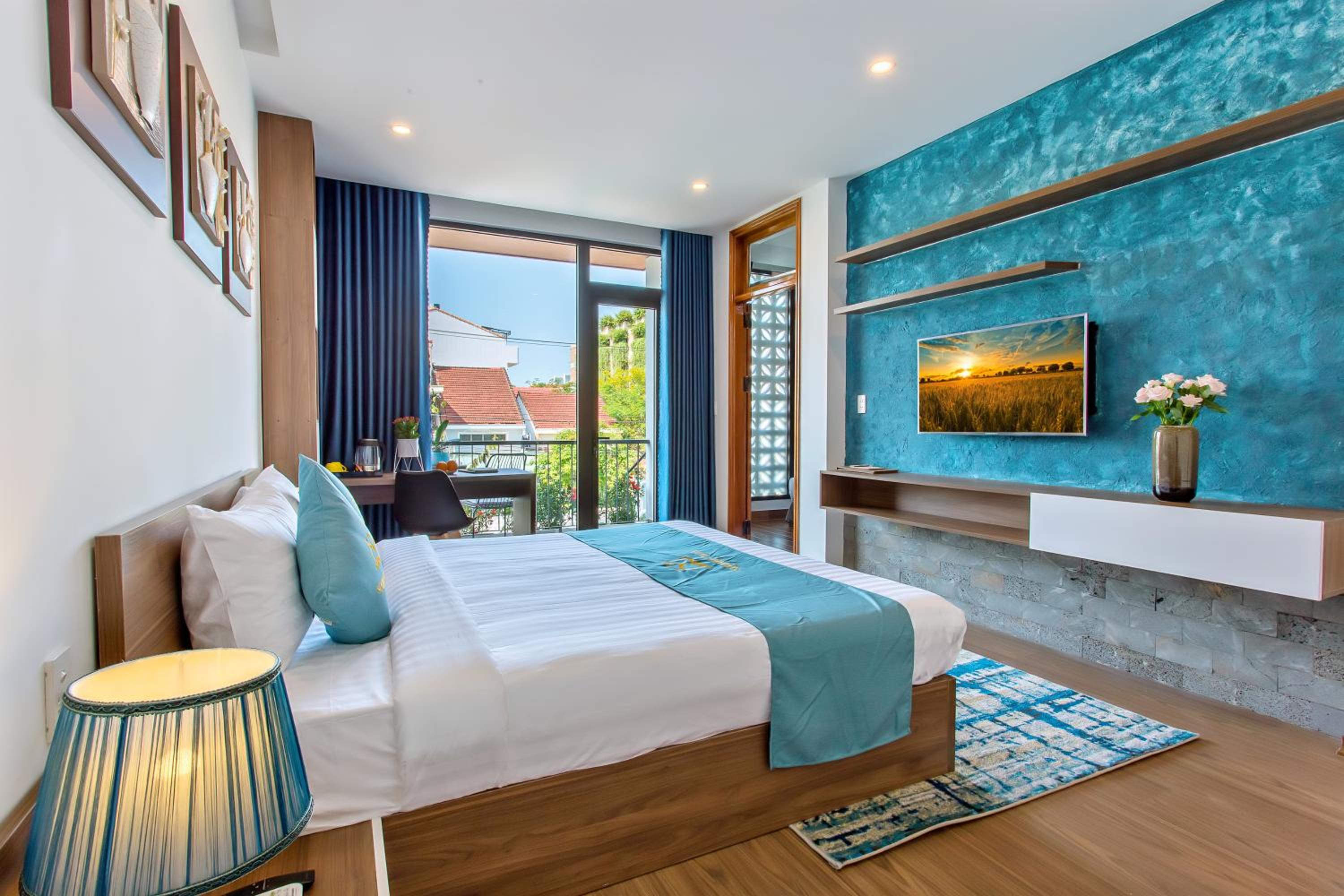 Family Suite with Balcony - Photo 2