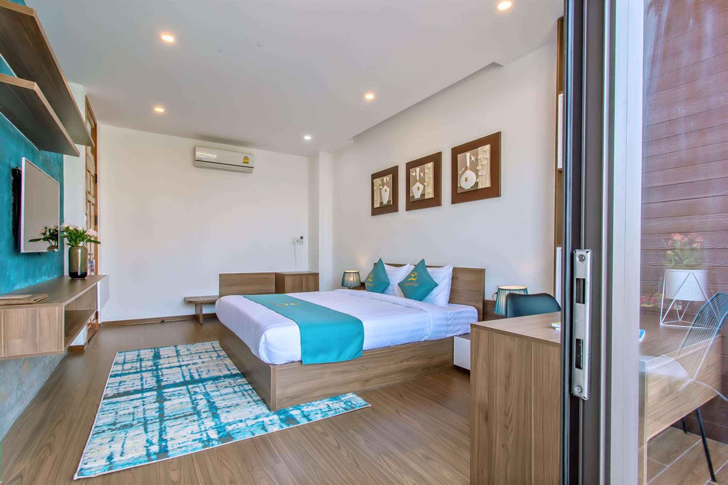 Family Suite with Balcony - Photo 13