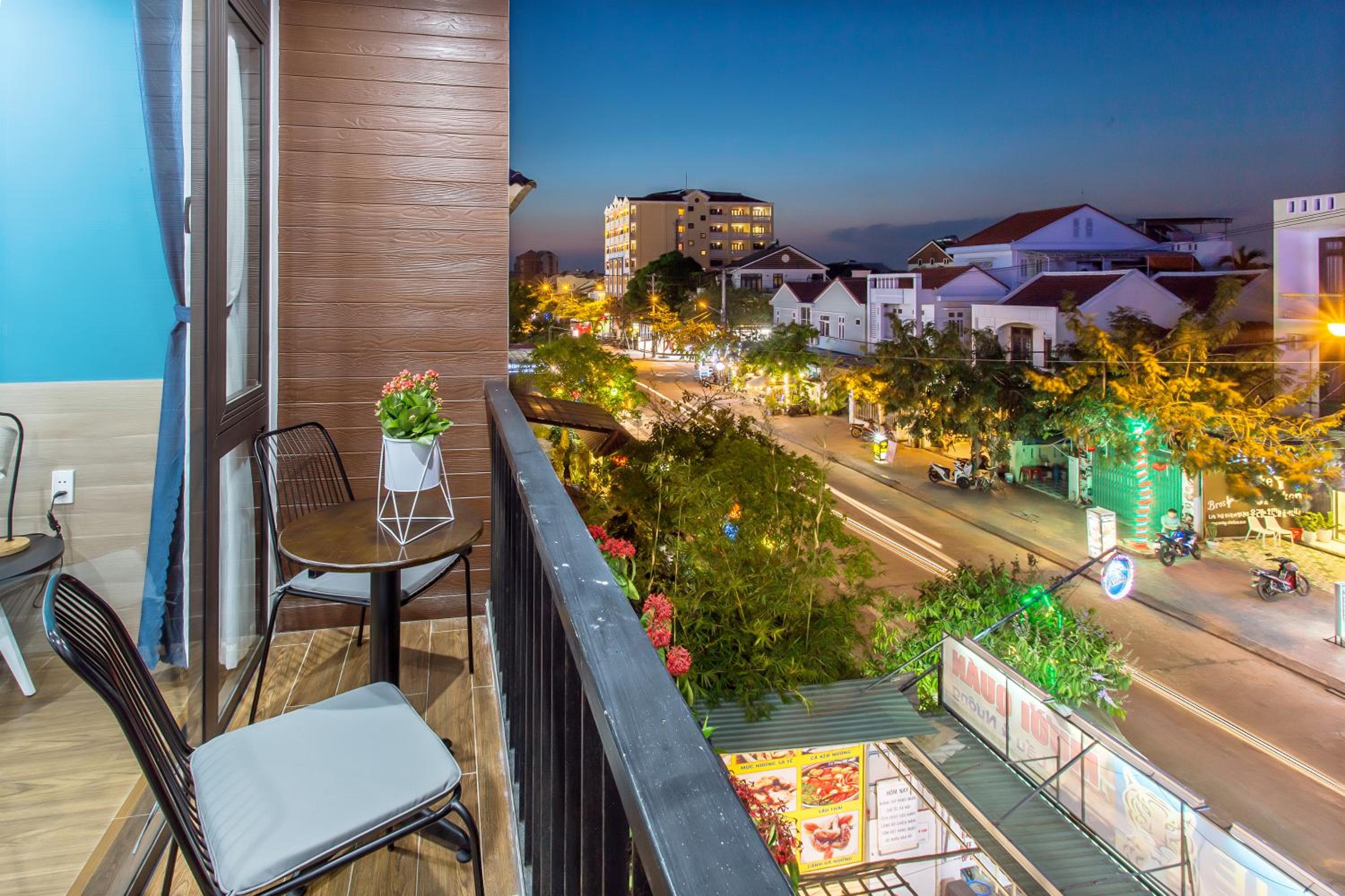 Deluxe Double Room with Balcony - Photo 8