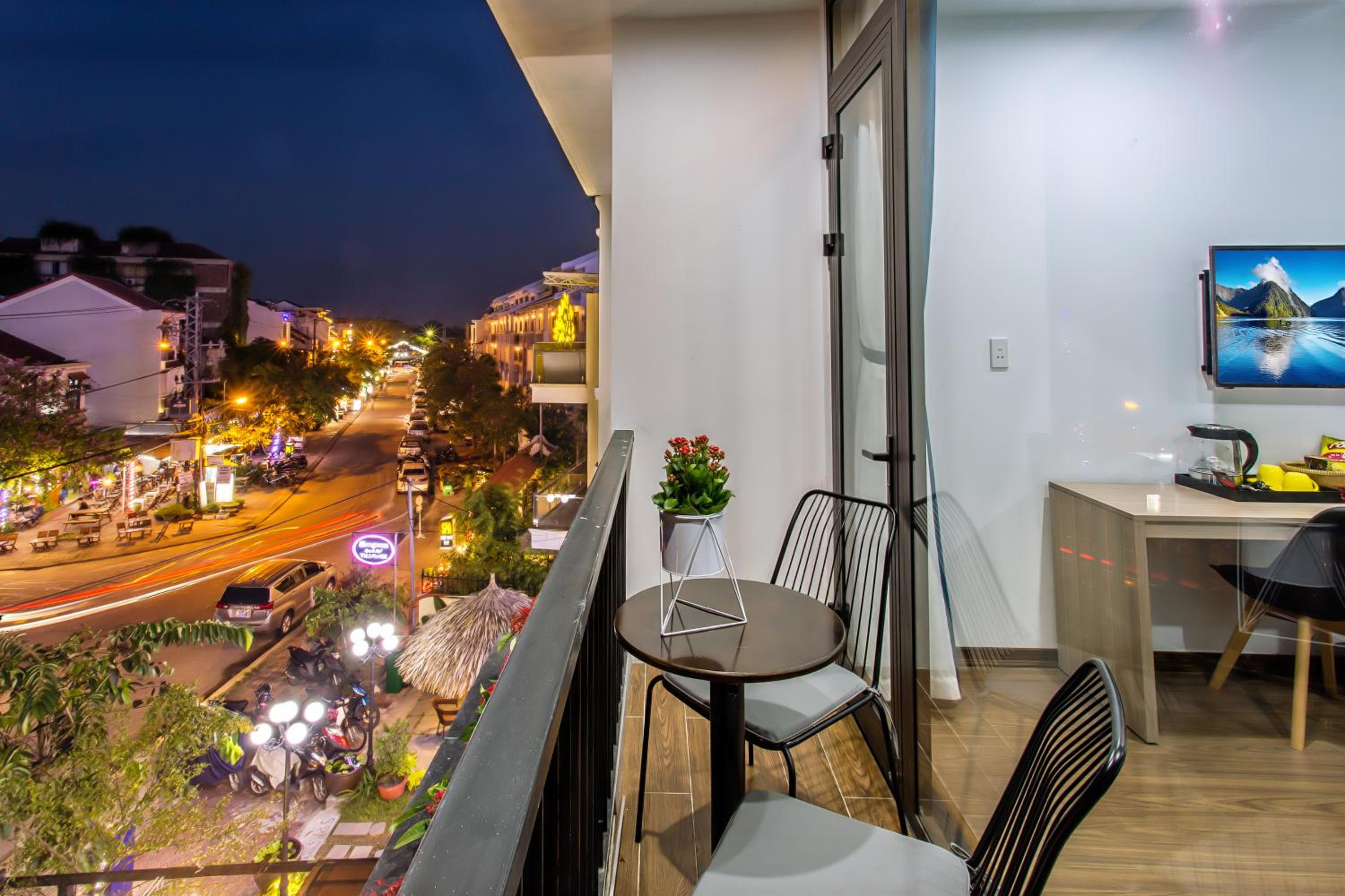 Deluxe Double Room with Balcony - Photo 5