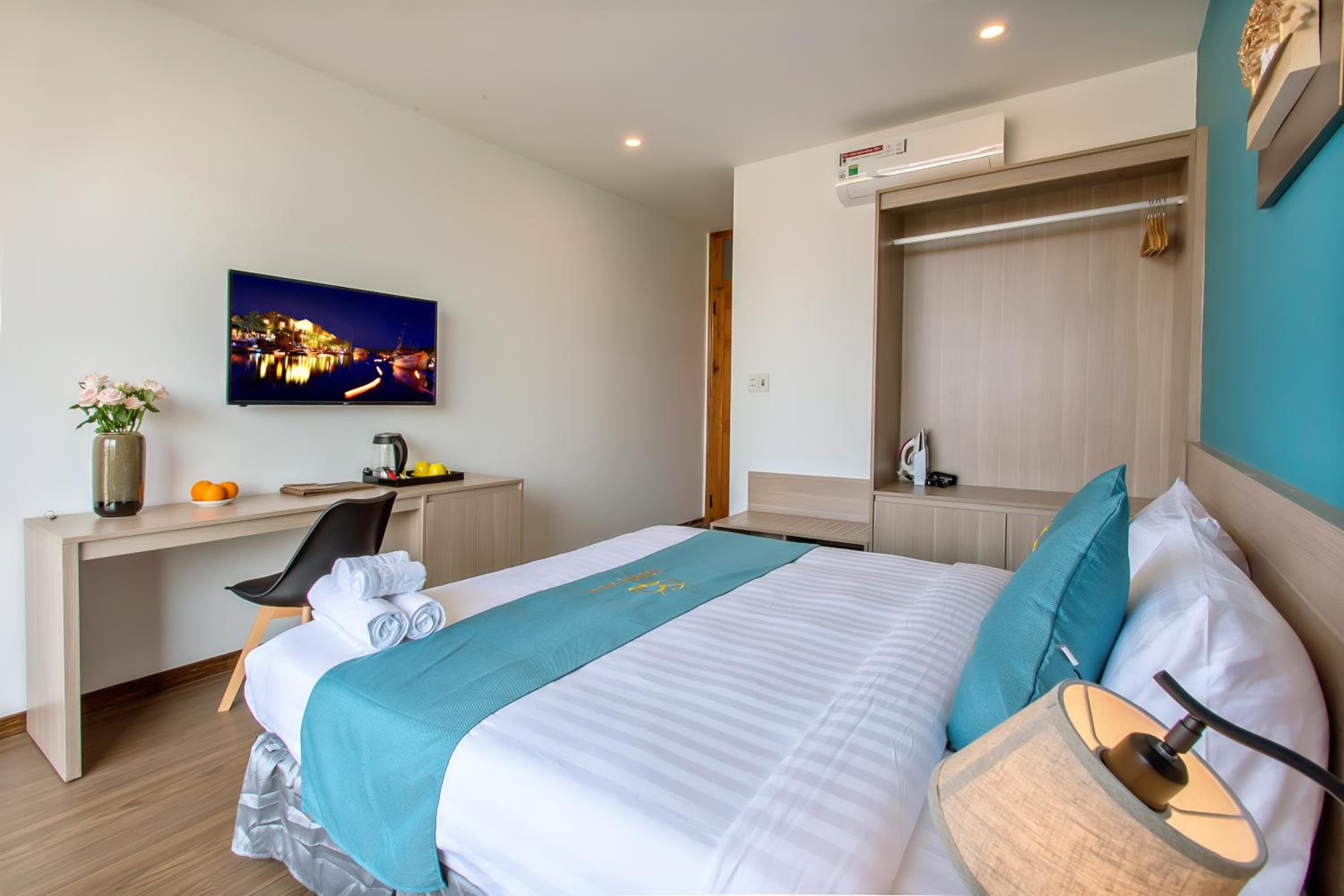 Deluxe Double Room with Balcony - Photo 10
