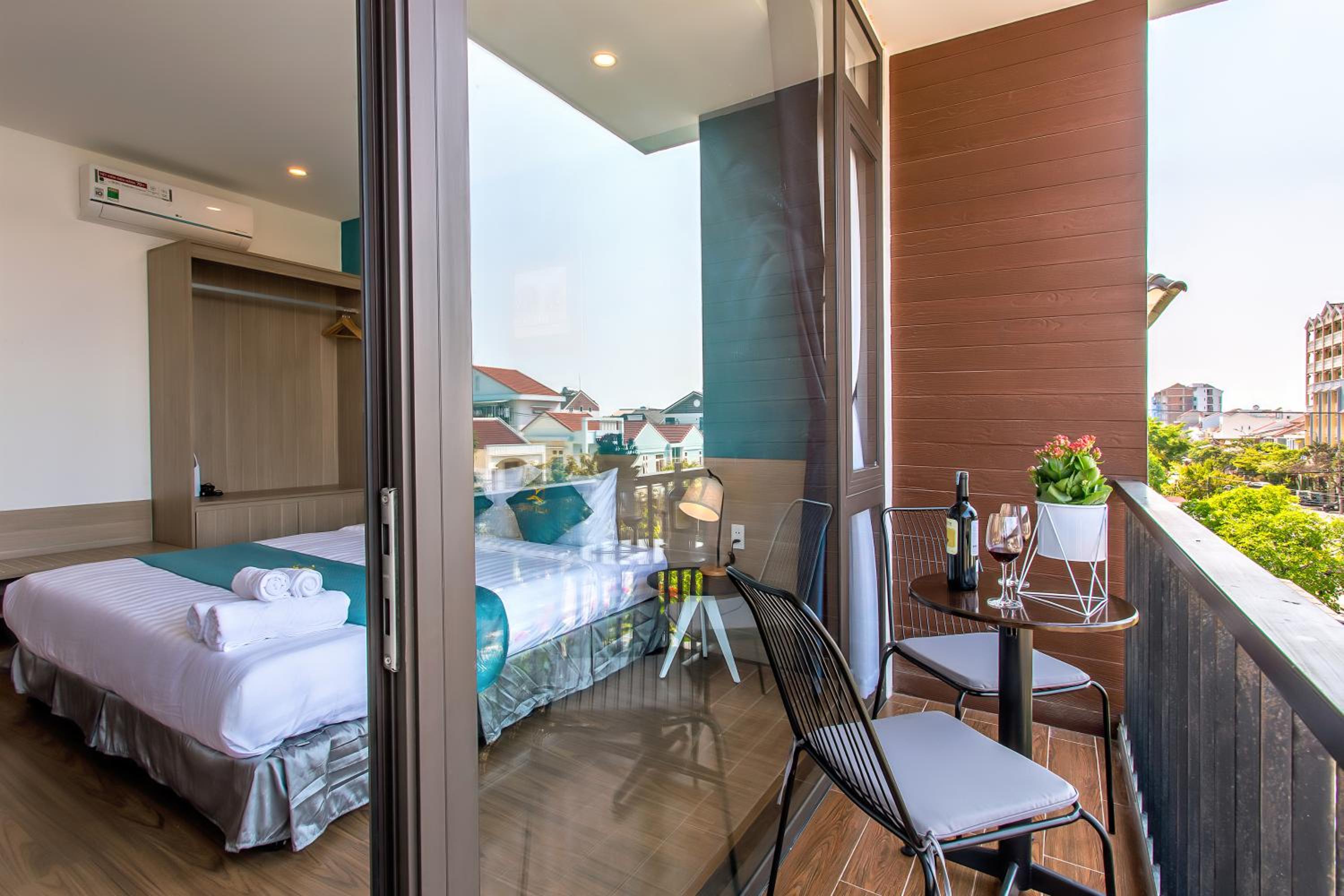 Deluxe Double Room with Balcony - Photo 11