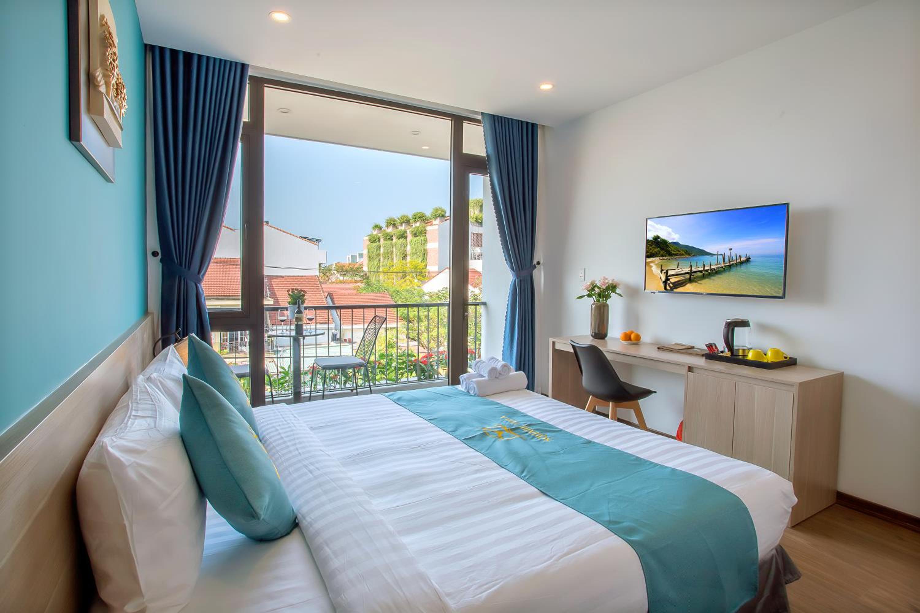 Deluxe Double Room with Balcony - Photo 9