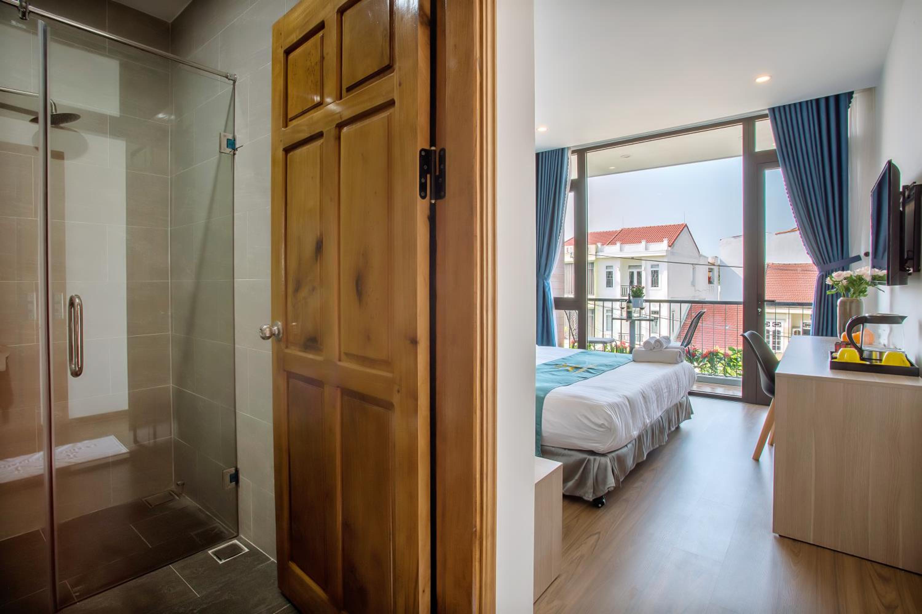 Deluxe Double Room with Balcony - Photo 12