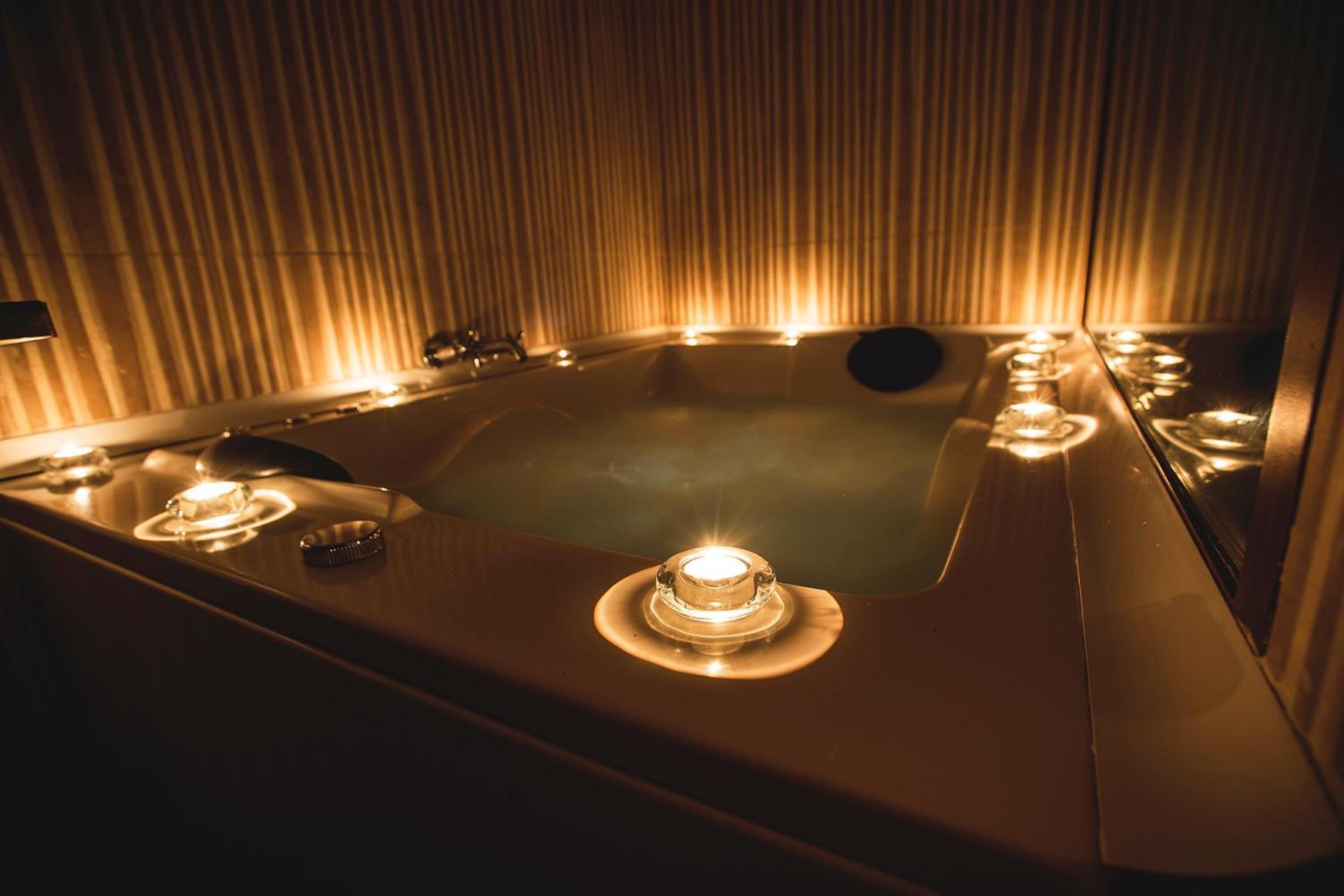 Double Room with Spa Bath - Photo 11