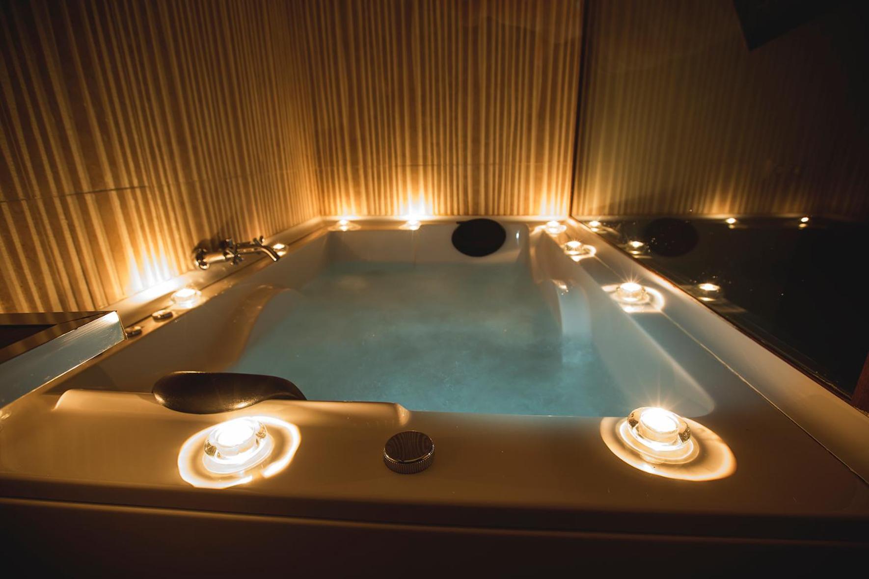 Double Room with Spa Bath - Photo 30