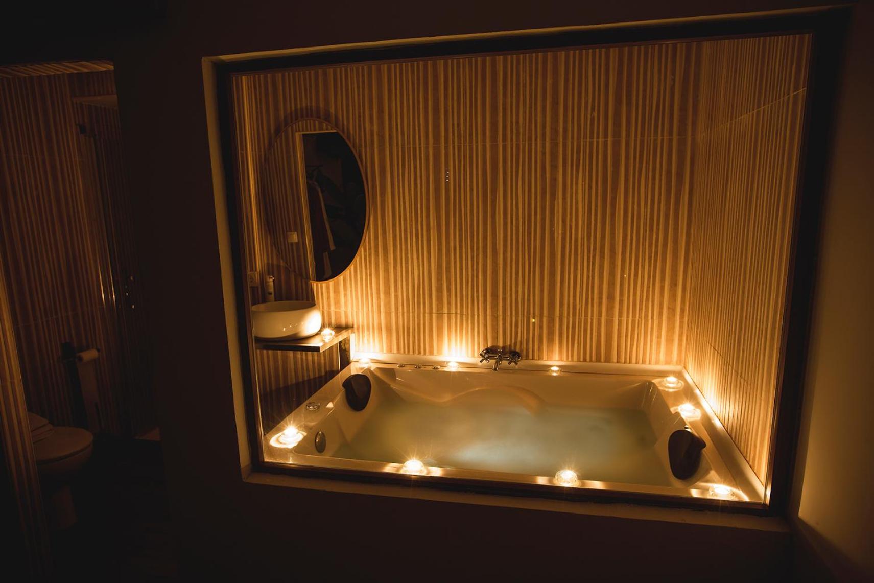Double Room with Spa Bath - Photo 26