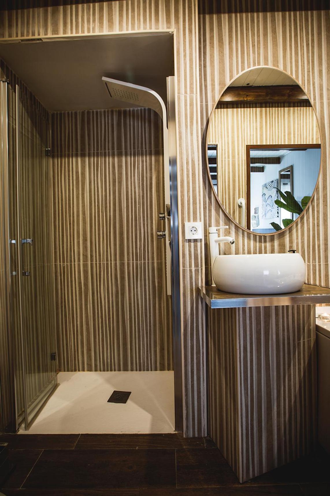 Double Room with Spa Bath - Photo 16