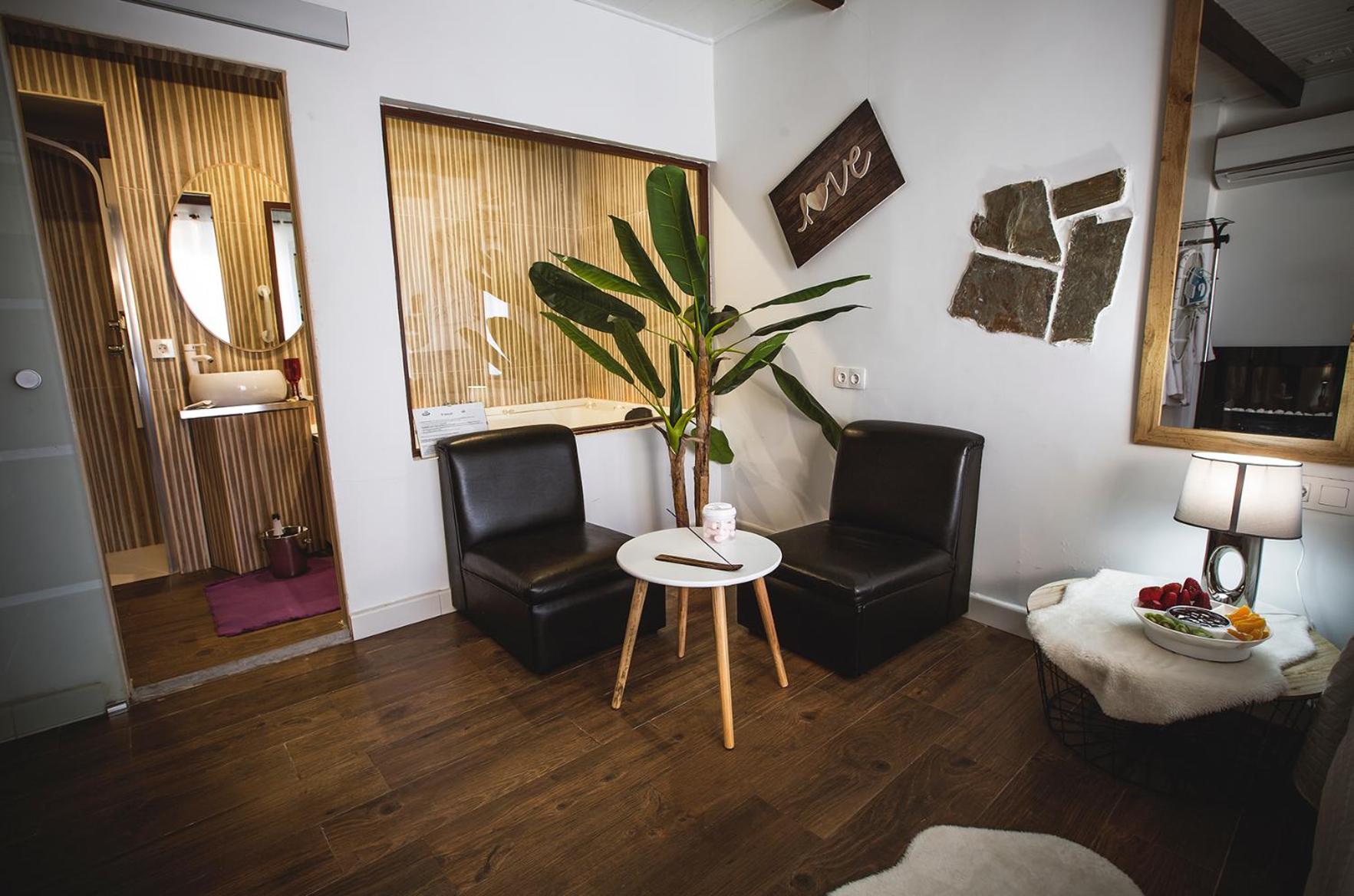 Double Room with Spa Bath - Photo 3
