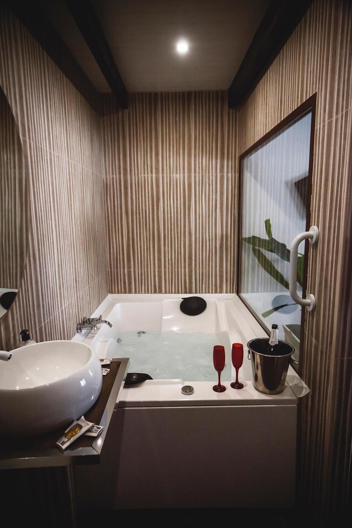 Double Room with Spa Bath - Photo 28