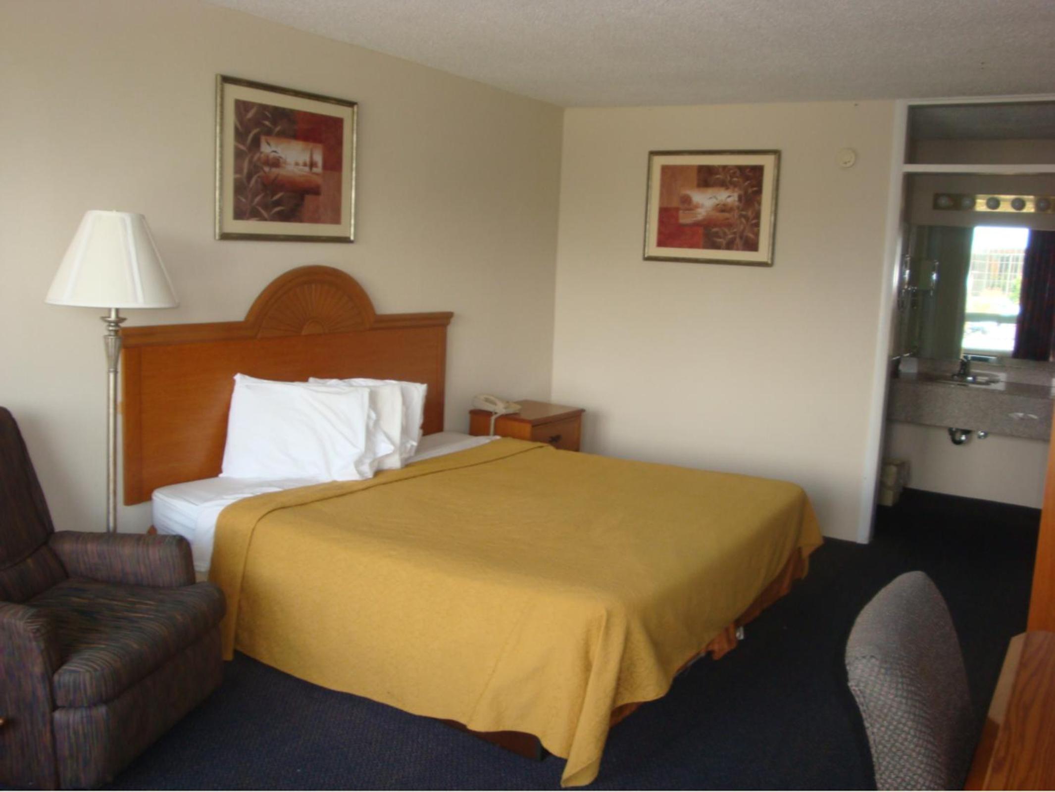 King Room - Non-Smoking - Photo 2