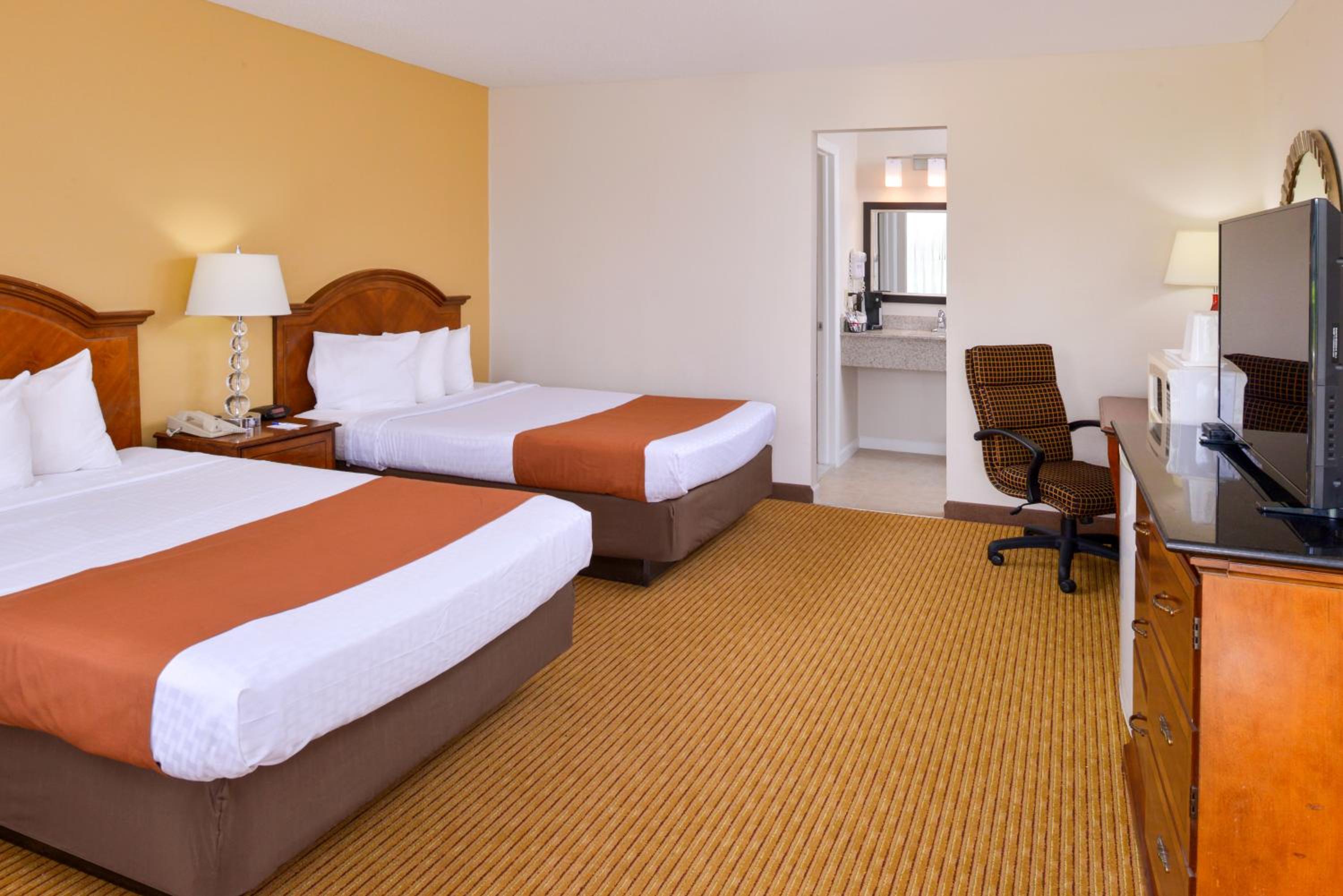 Deluxe Room with Two Double Beds - Non-Smoking  - Photo 2