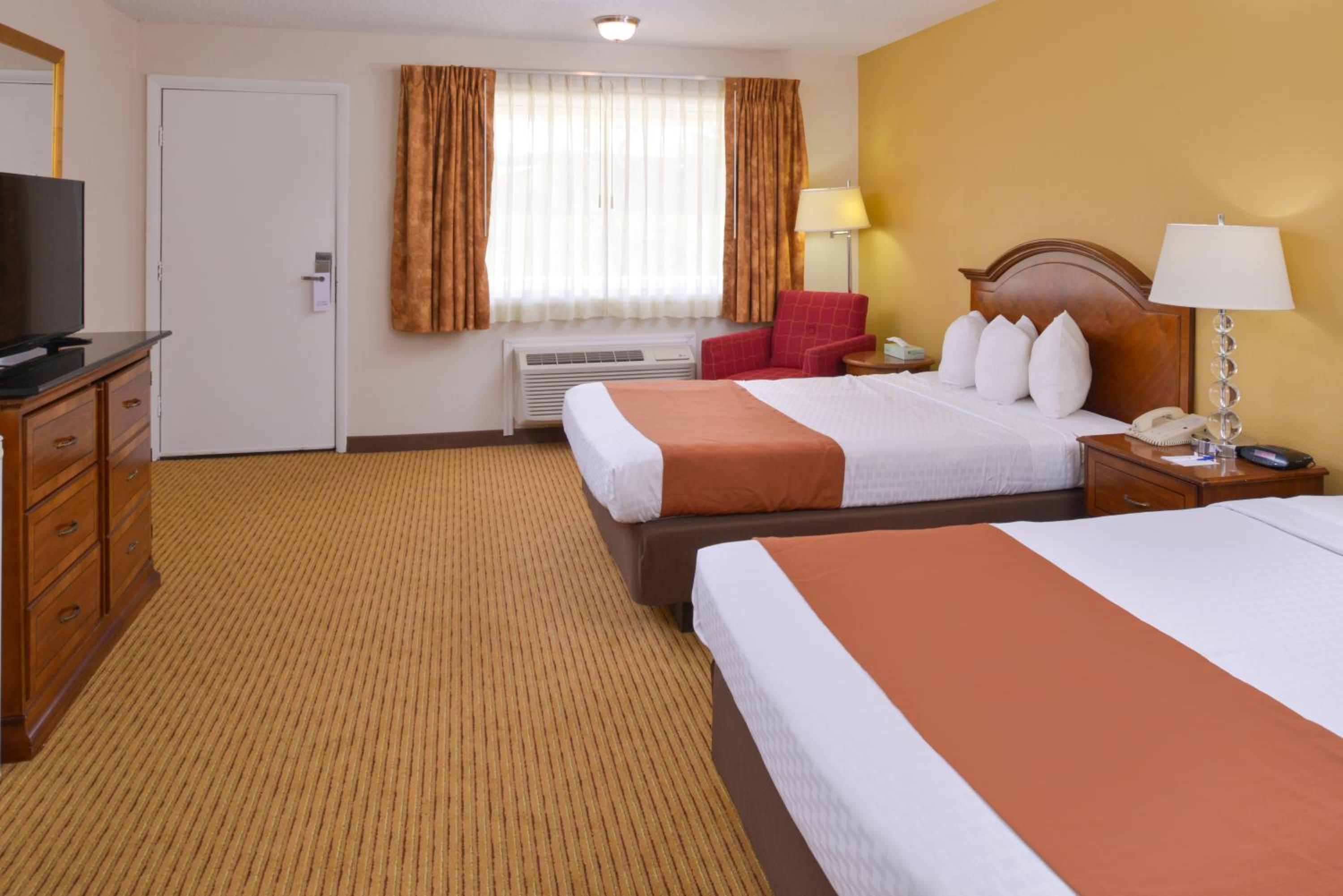 Deluxe Room with Two Double Beds - Non-Smoking  - Photo 4