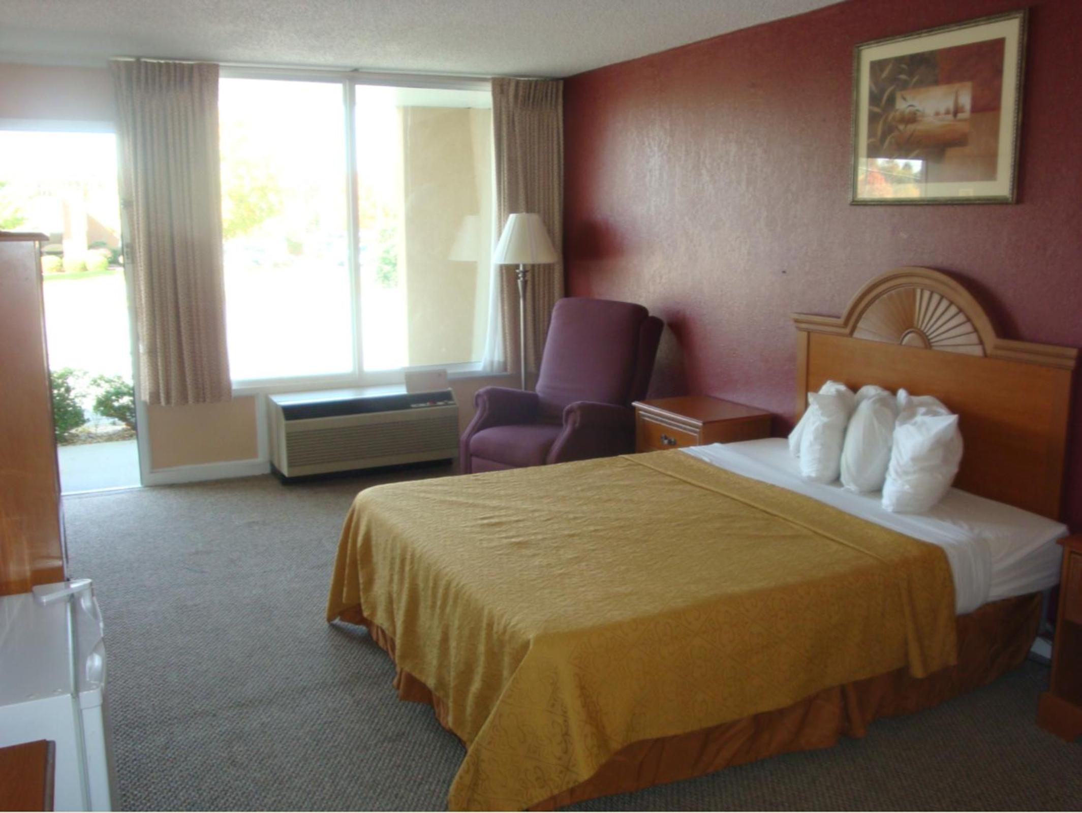 King Room - Non-Smoking - Photo 5