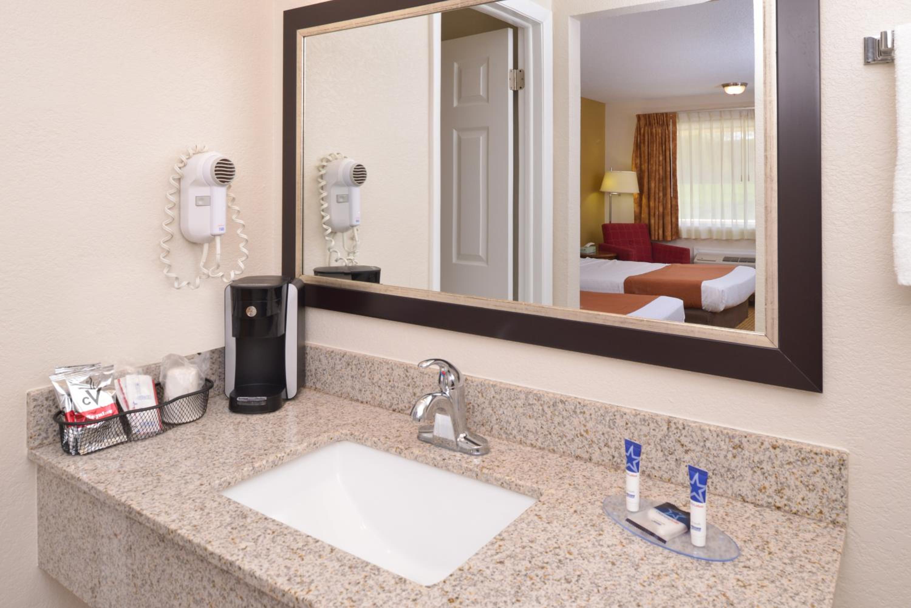 Deluxe Room with Two Double Beds - Non-Smoking  - Photo 8