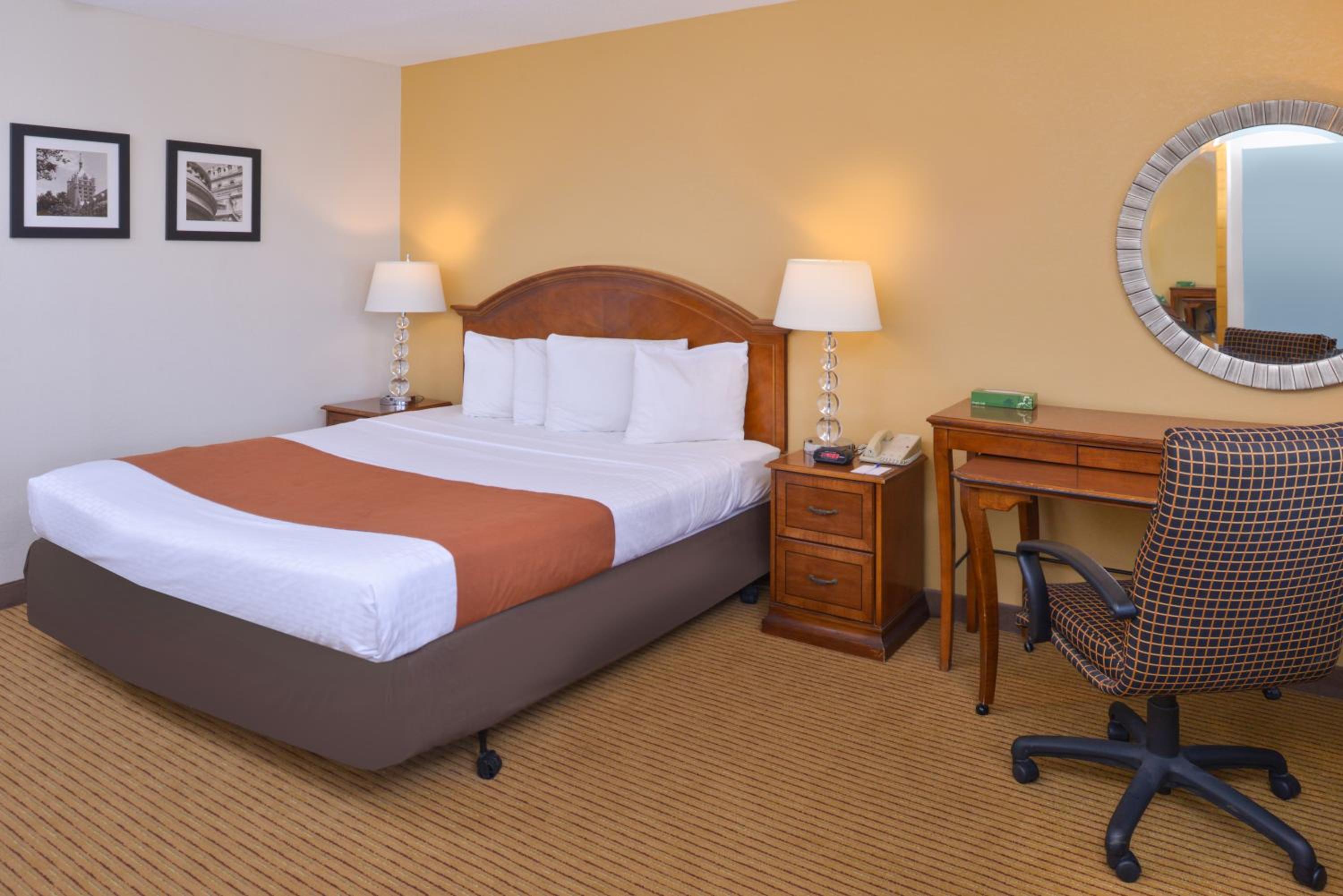 Deluxe King Suite - Photo 2
