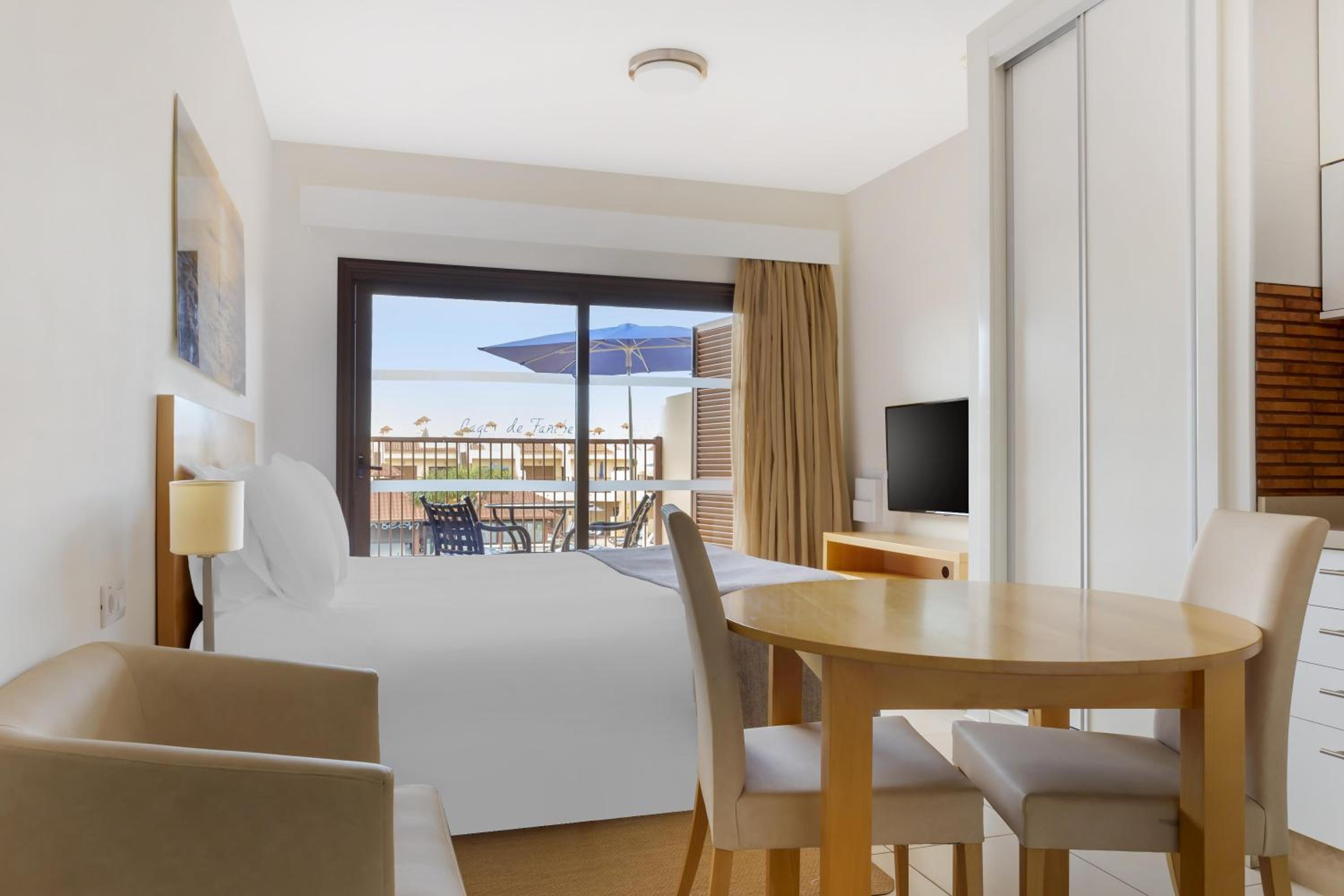 Studio Apartment with Pool View