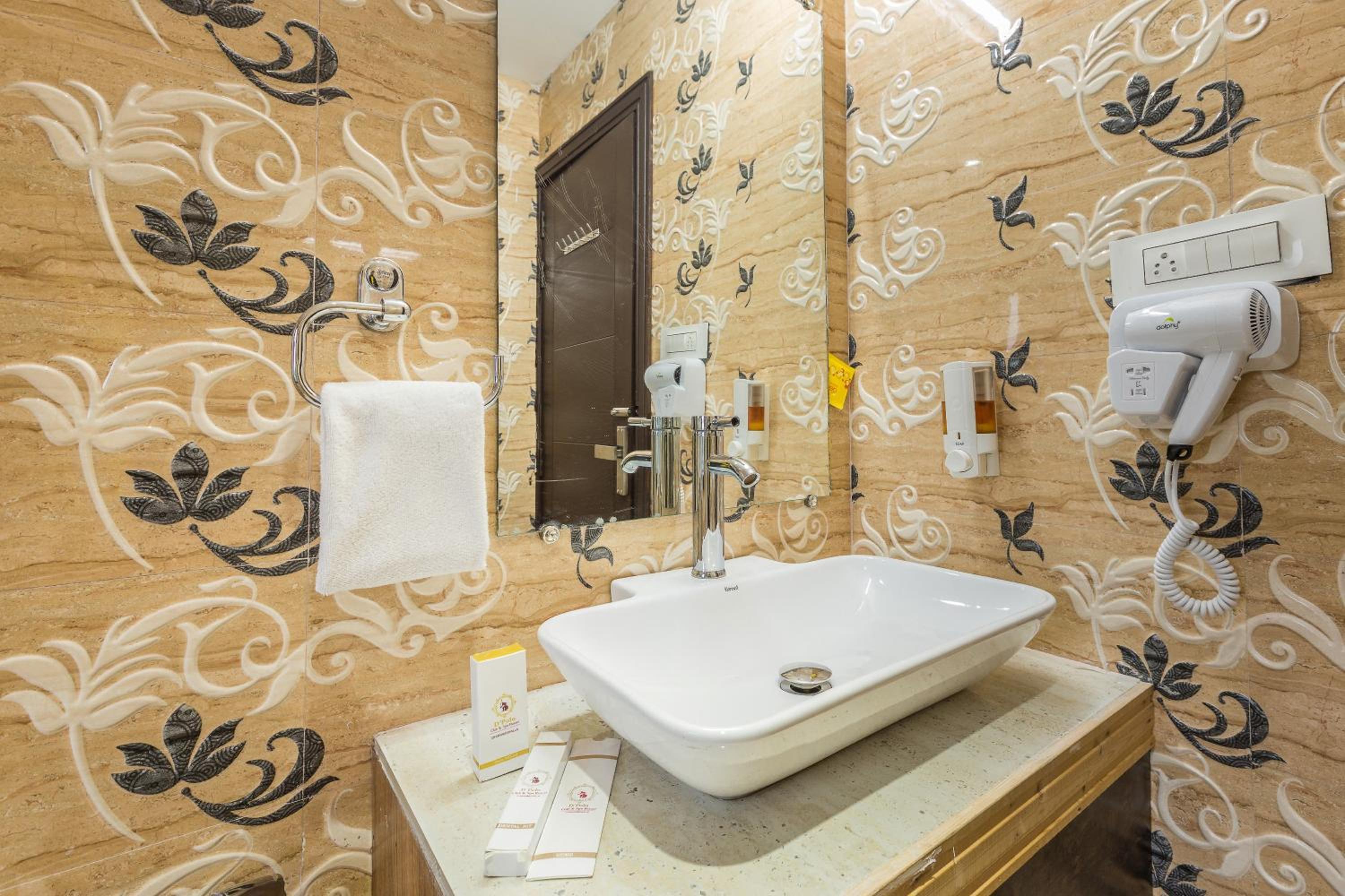 CLUB DELUXE photo 3
