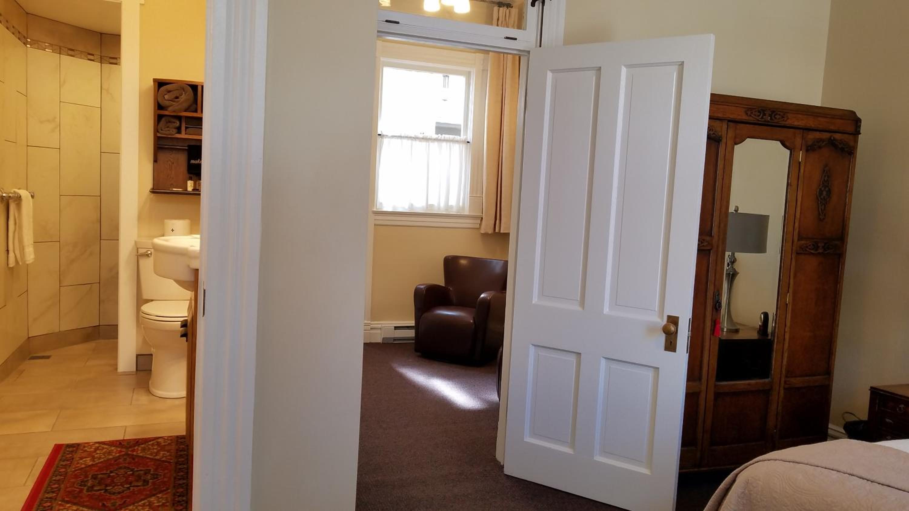 Deluxe King Suite photo 2