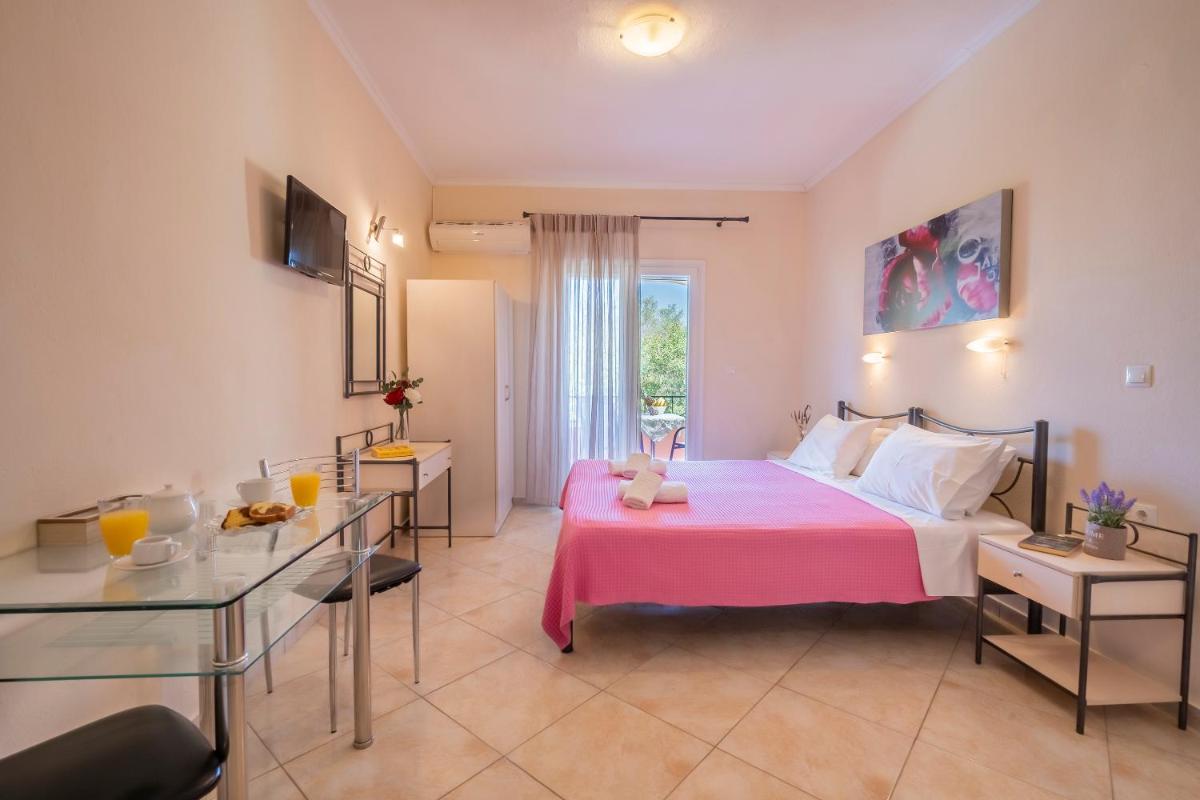 Studio (2-3 Adults) with Pool View photo 3