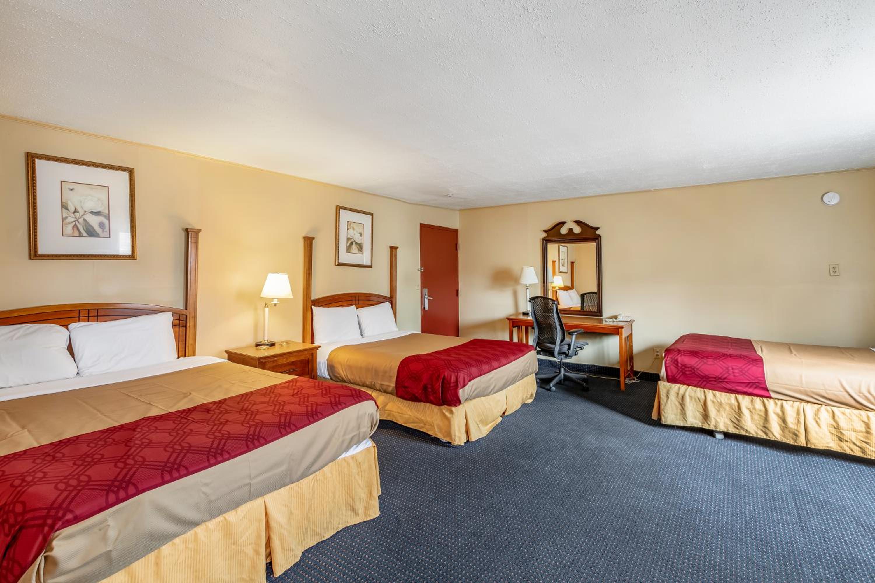 Standard Triple Room-Smoking - Photo 4