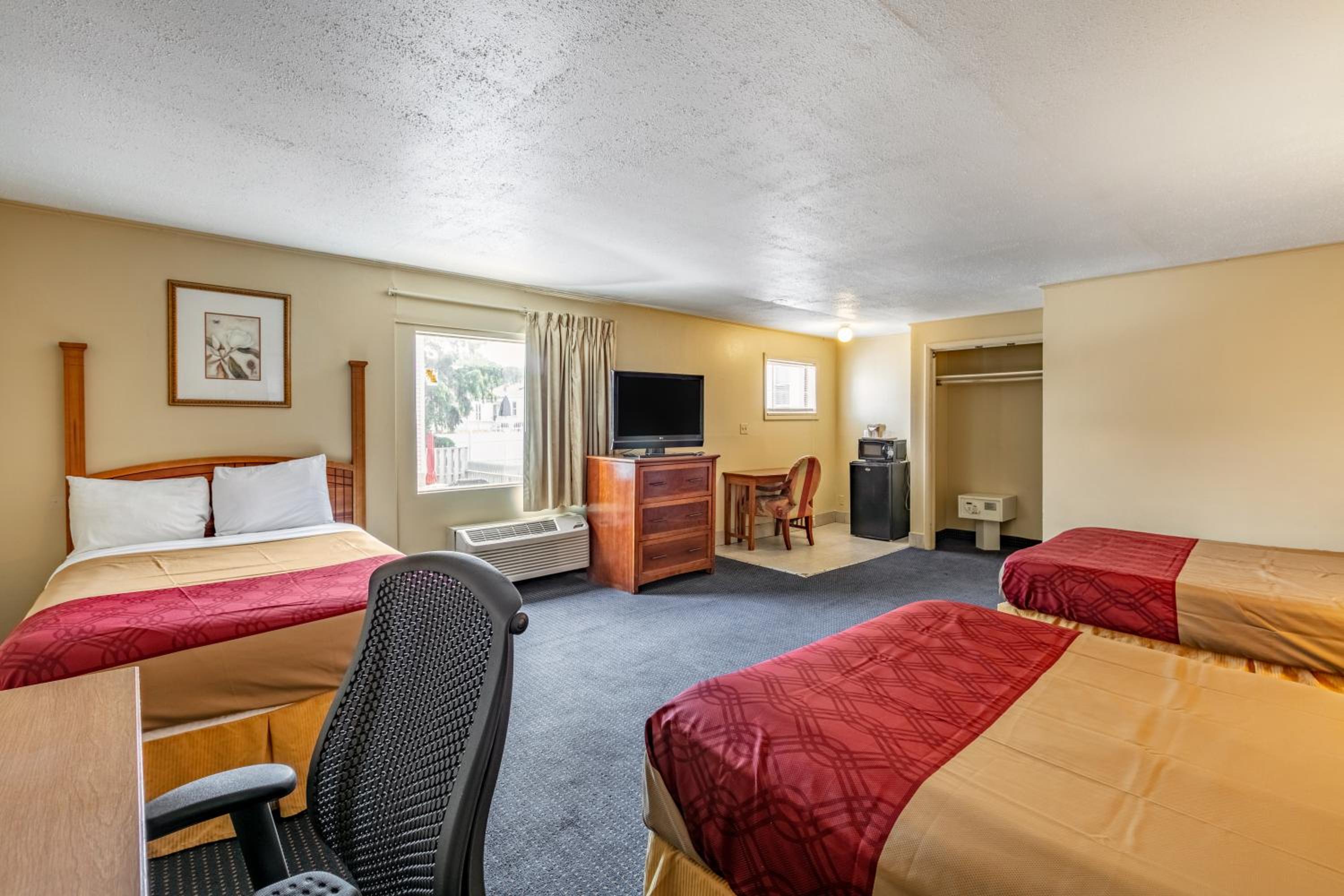 Standard Triple Room-Smoking - Photo 1