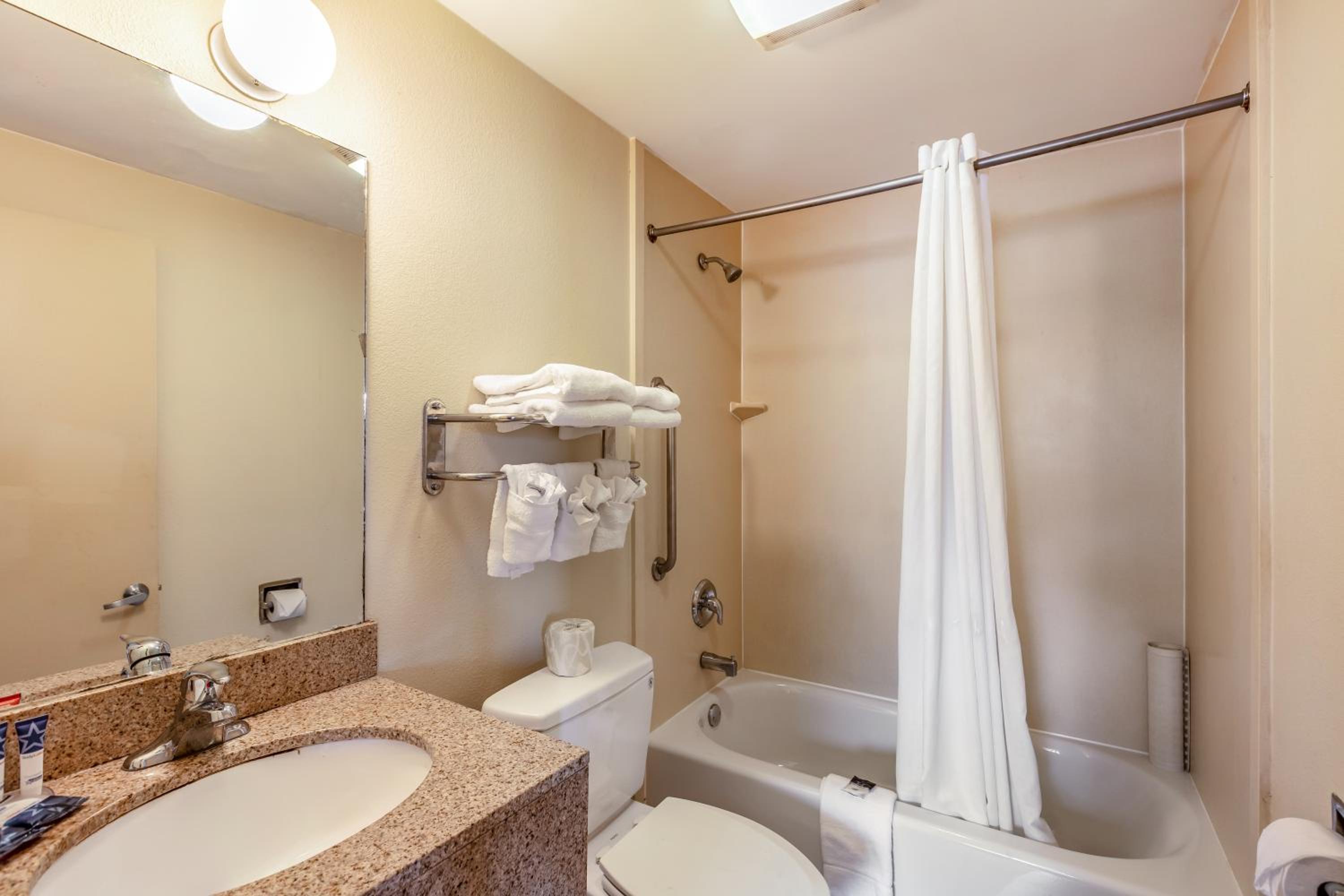 Standard Triple Room-Smoking - Photo 7