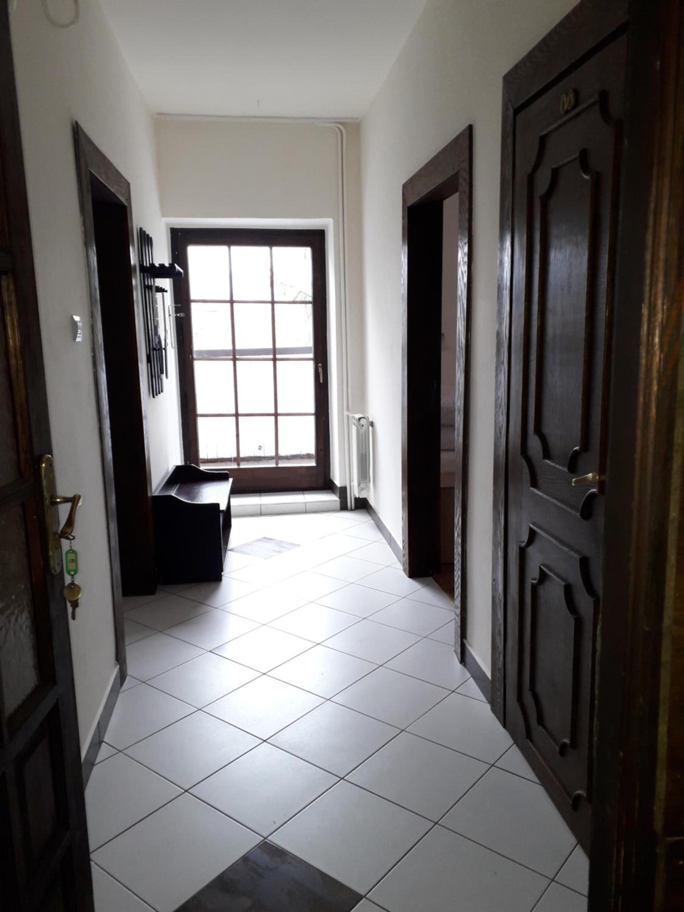 Family Room with Shared Bathroom photo 2