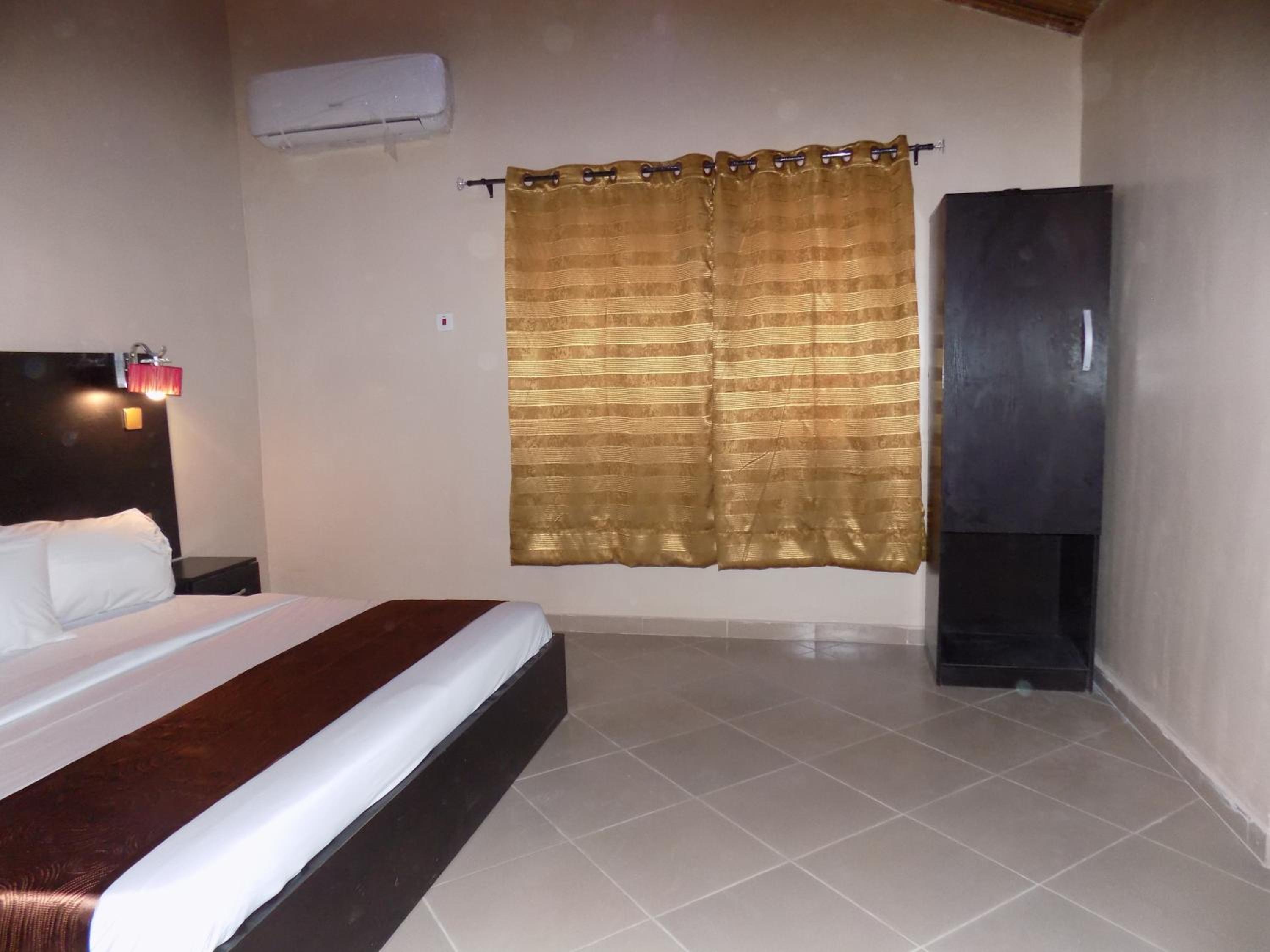 Superior King Suite - Photo 7