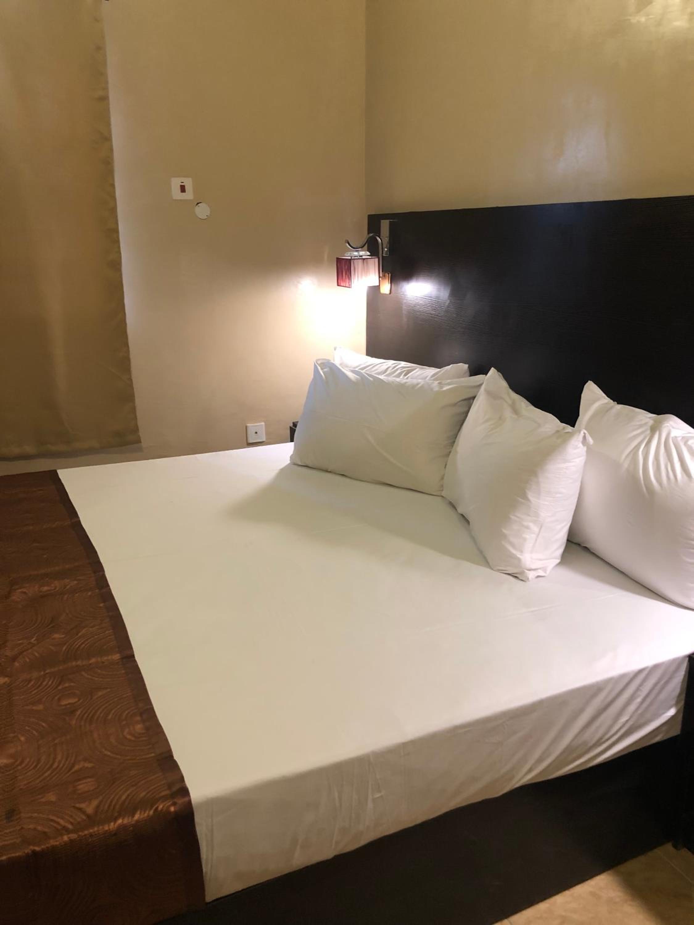Deluxe King Room - Photo 10