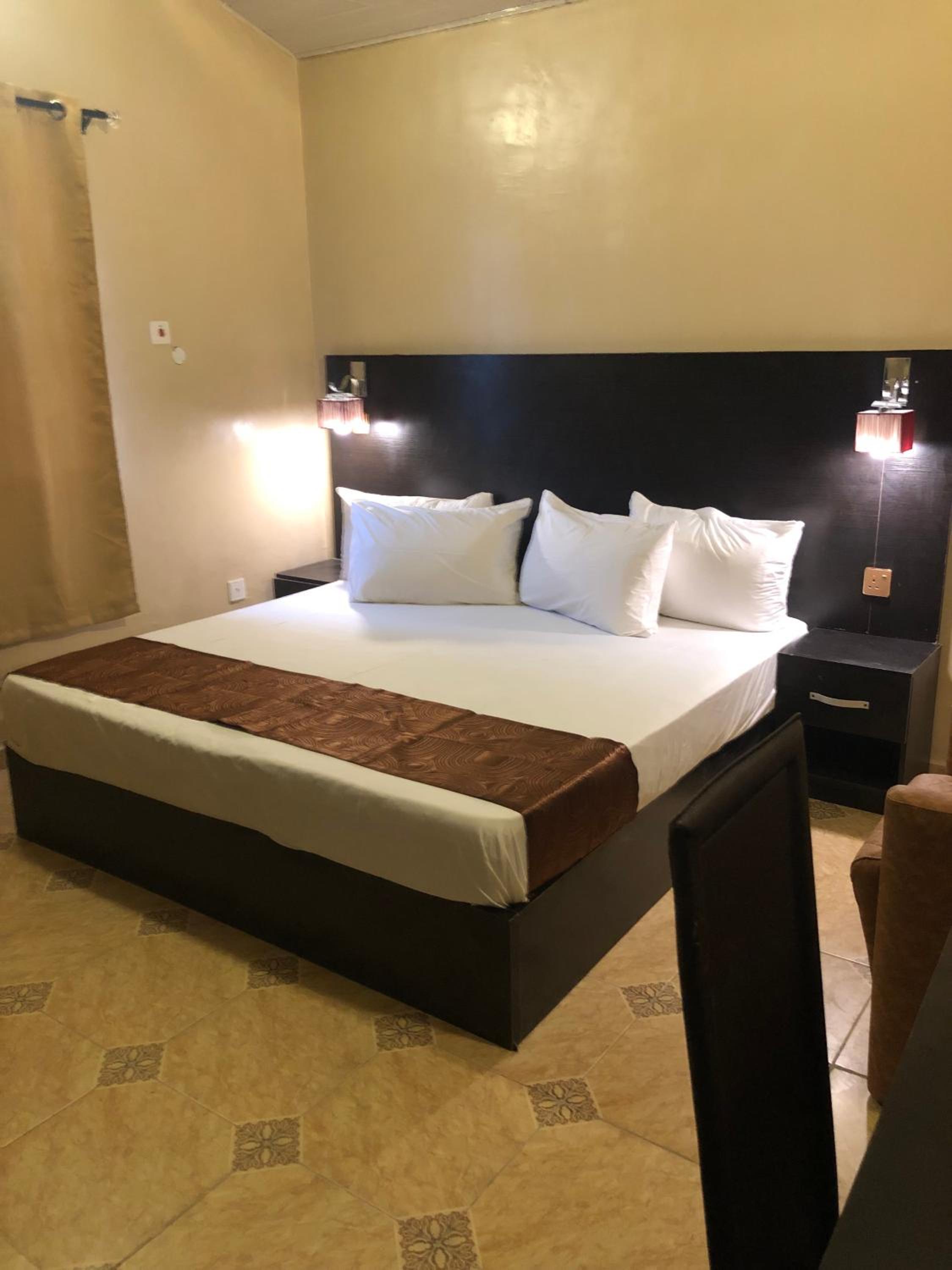 Deluxe King Room - Photo 8