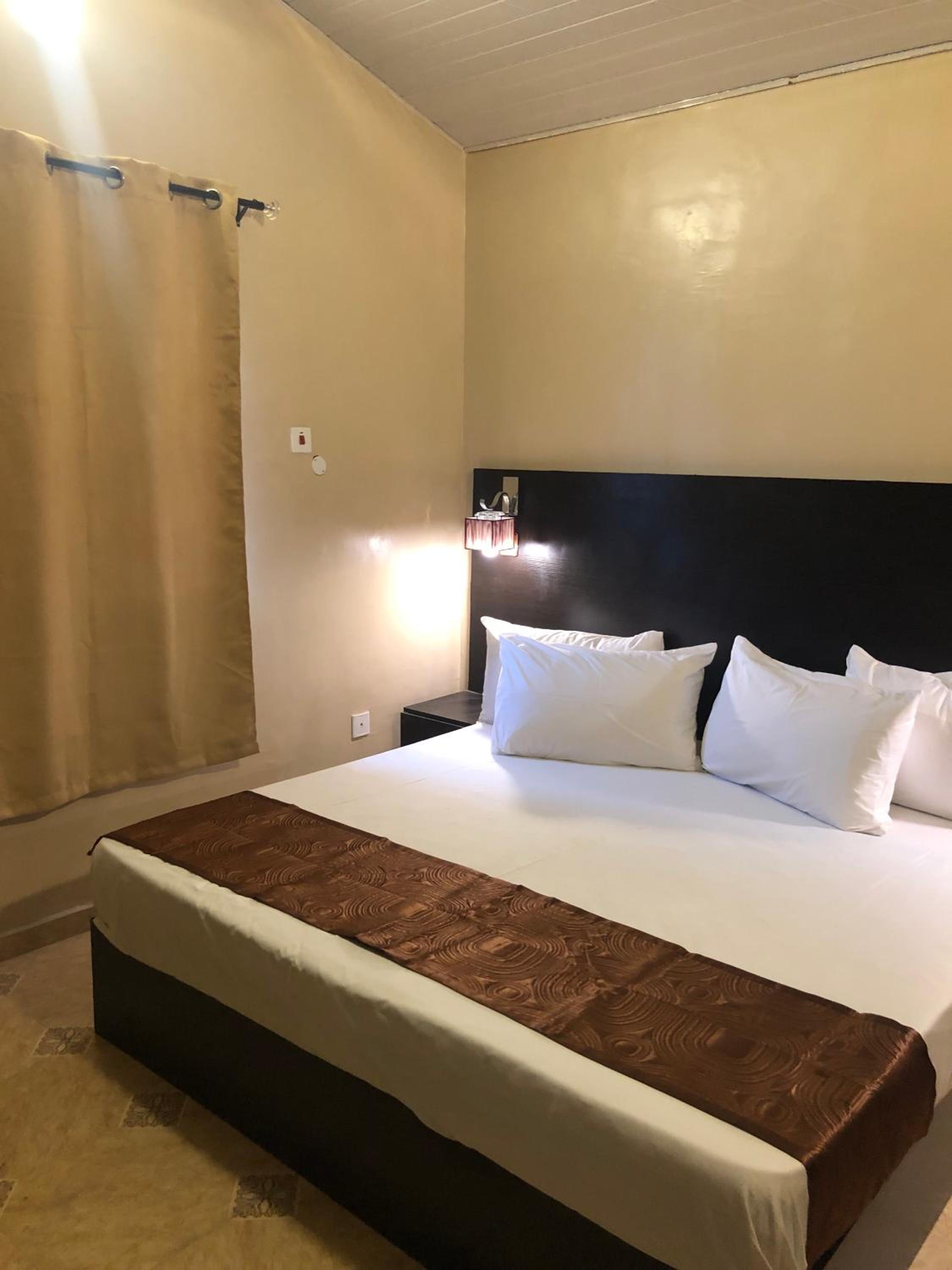 Deluxe King Room - Photo 9