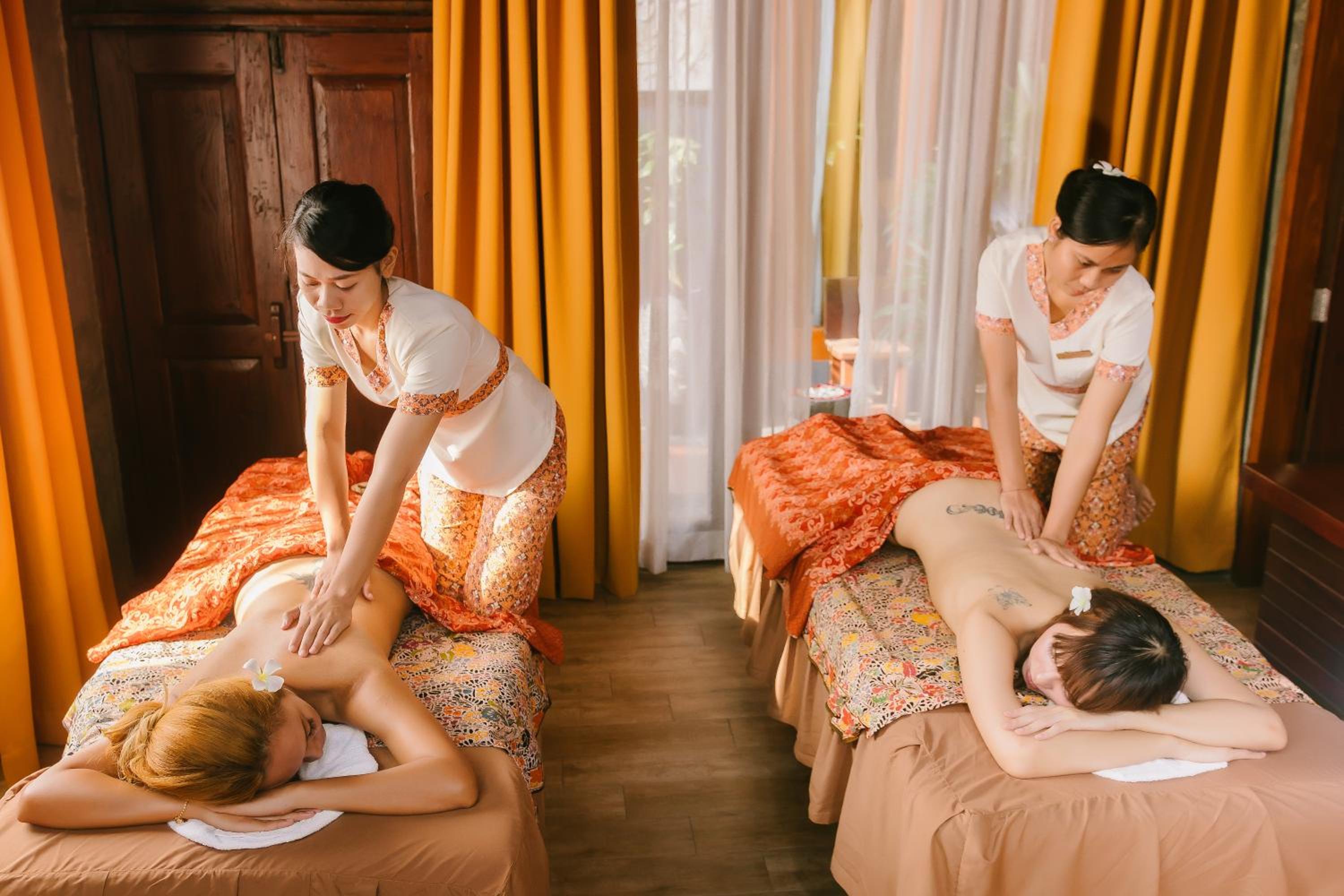 Spa package - Family Room with Bathtub  photo 1