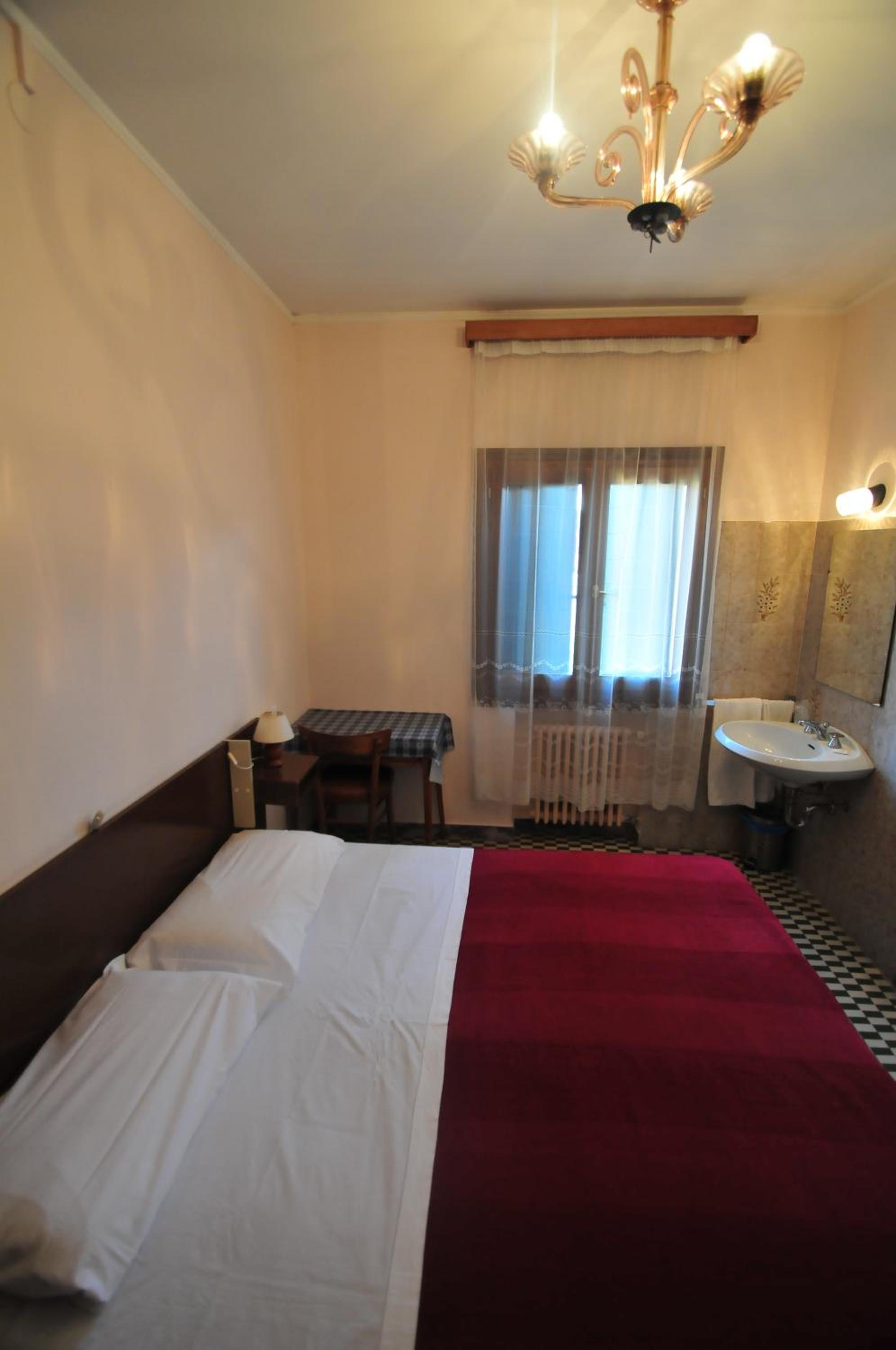 Double or Twin Room with Shared Bathroom photo 3