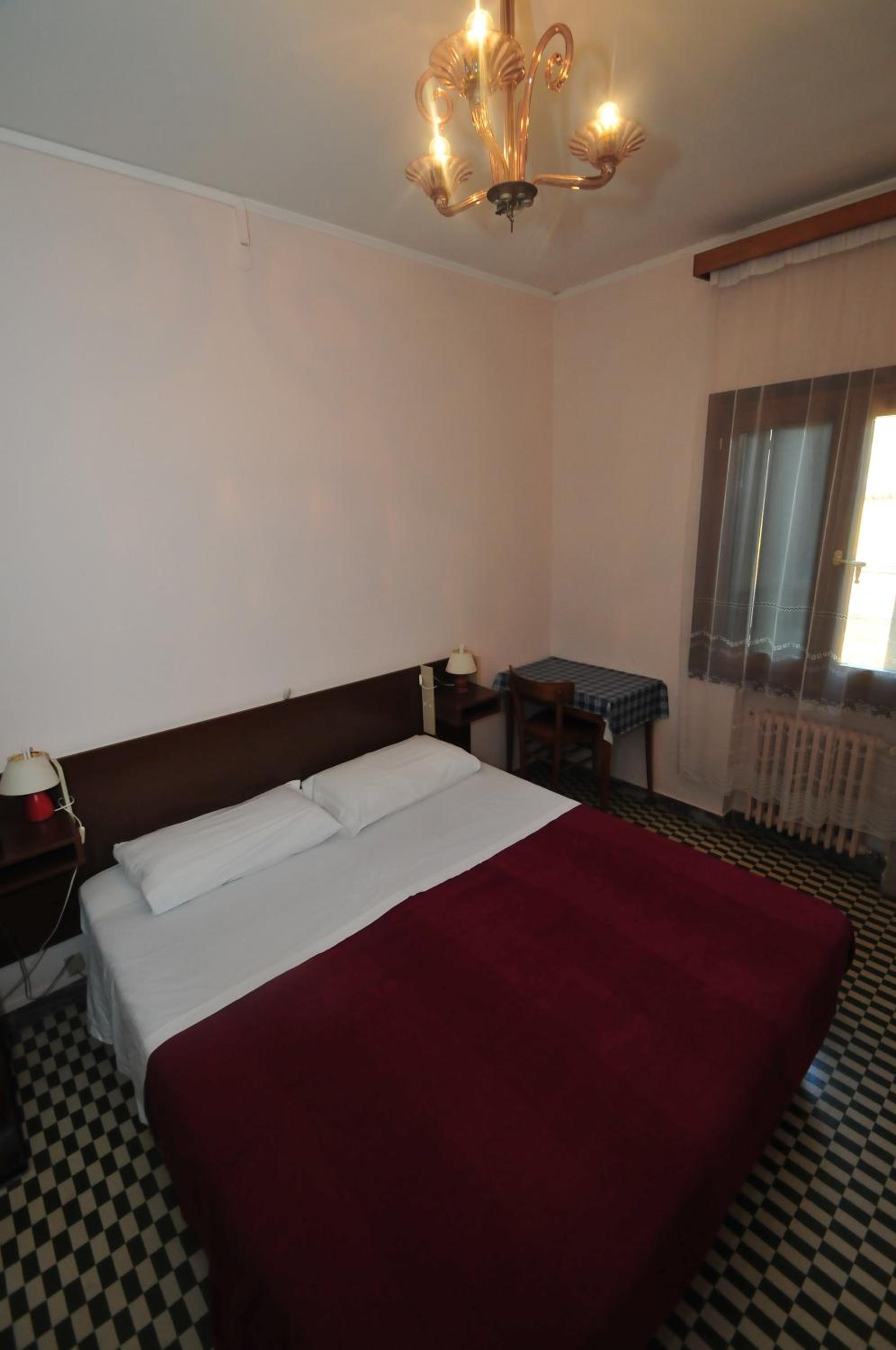 Double or Twin Room with Shared Bathroom photo 1