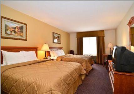 Queen Room with Two Queen Beds - Photo 1