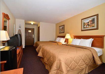 Queen Room with Two Queen Beds - Photo 7