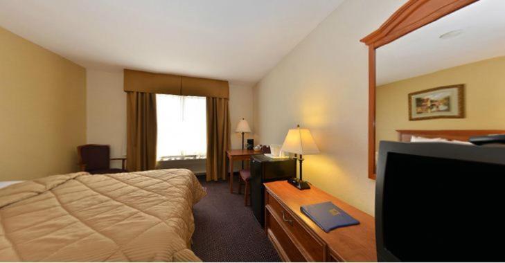 Queen Room with Two Queen Beds - Photo 8