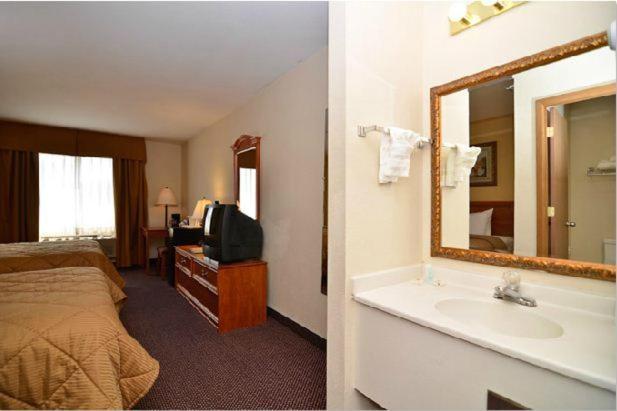 Queen Room with Two Queen Beds - Photo 5