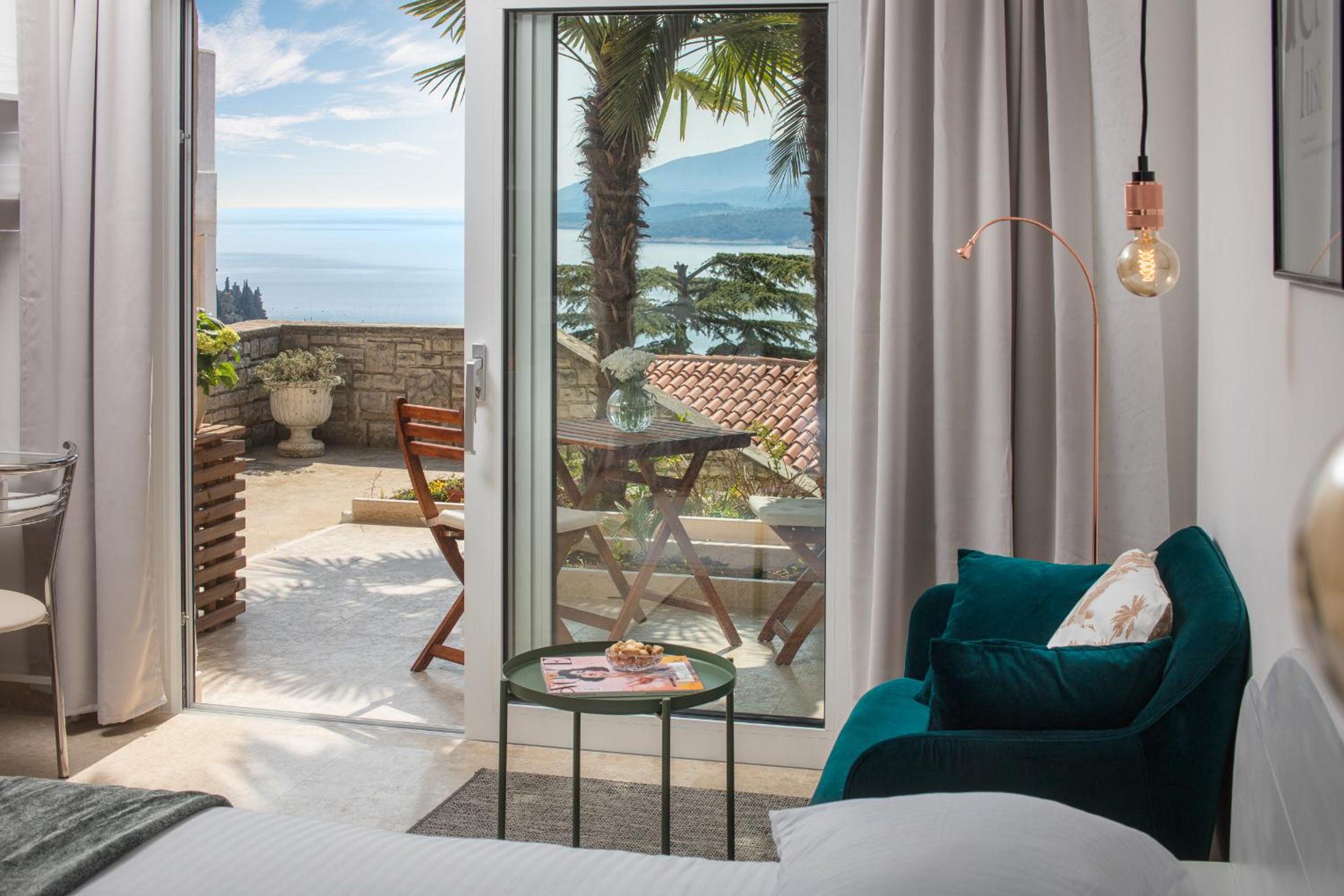 Studio Apartment with Sea View