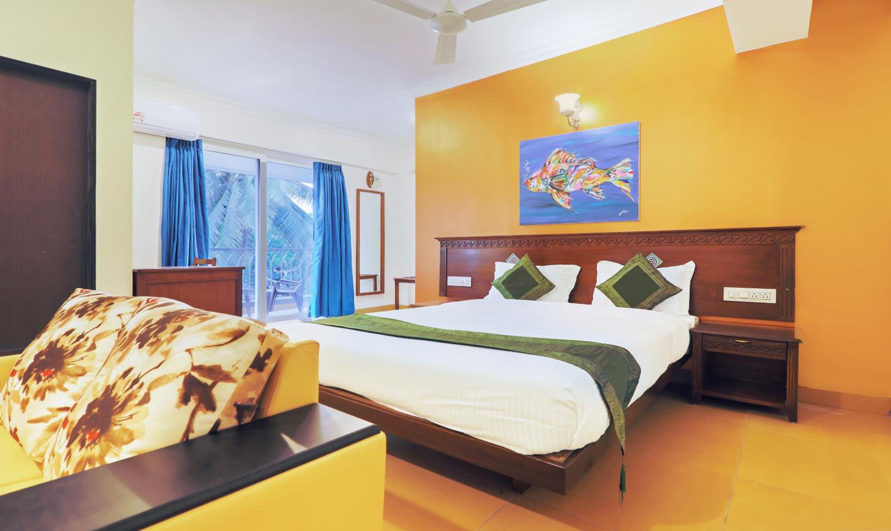 Deluxe Room With Balcony - Photo 2