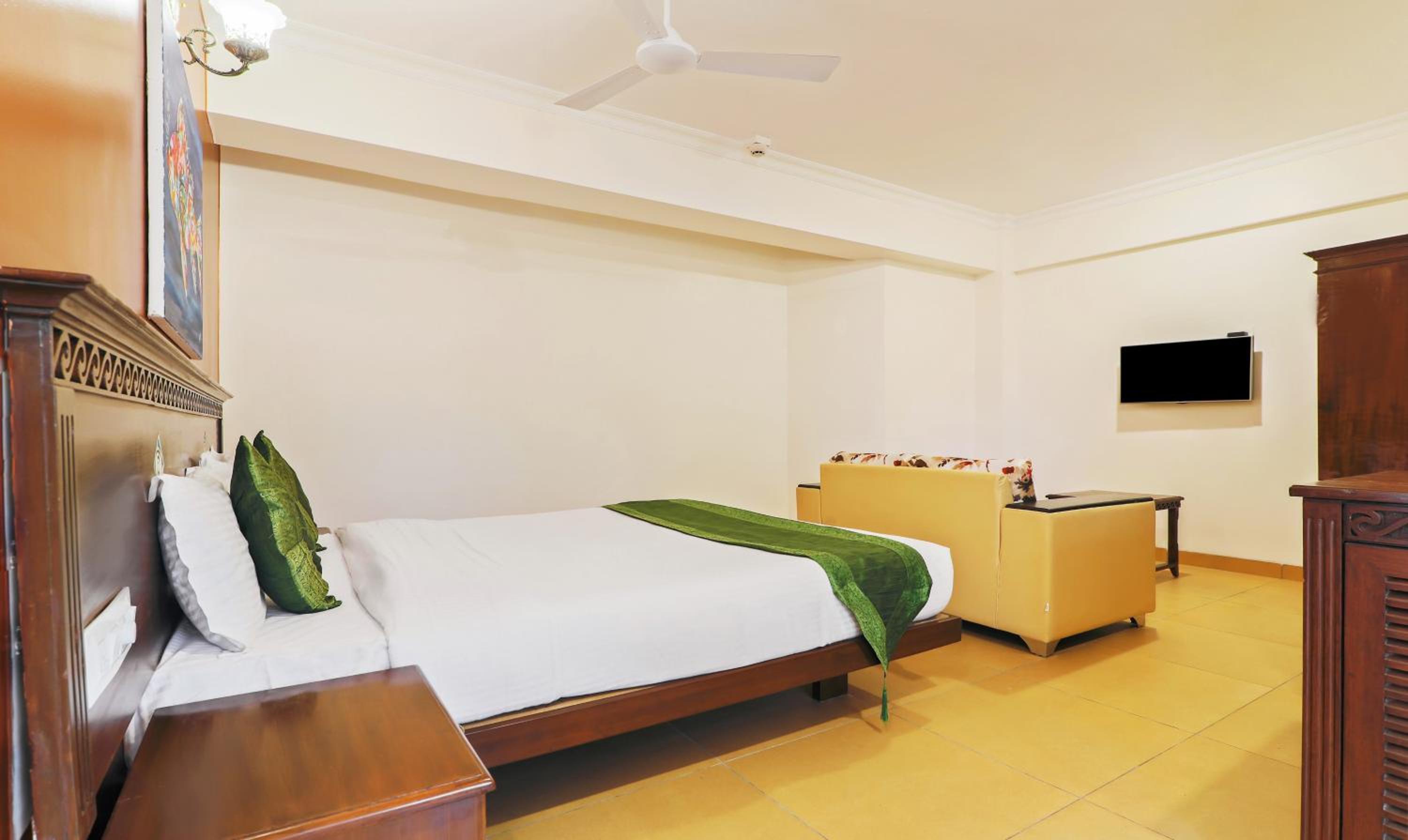 Deluxe Room With Balcony - Photo 8