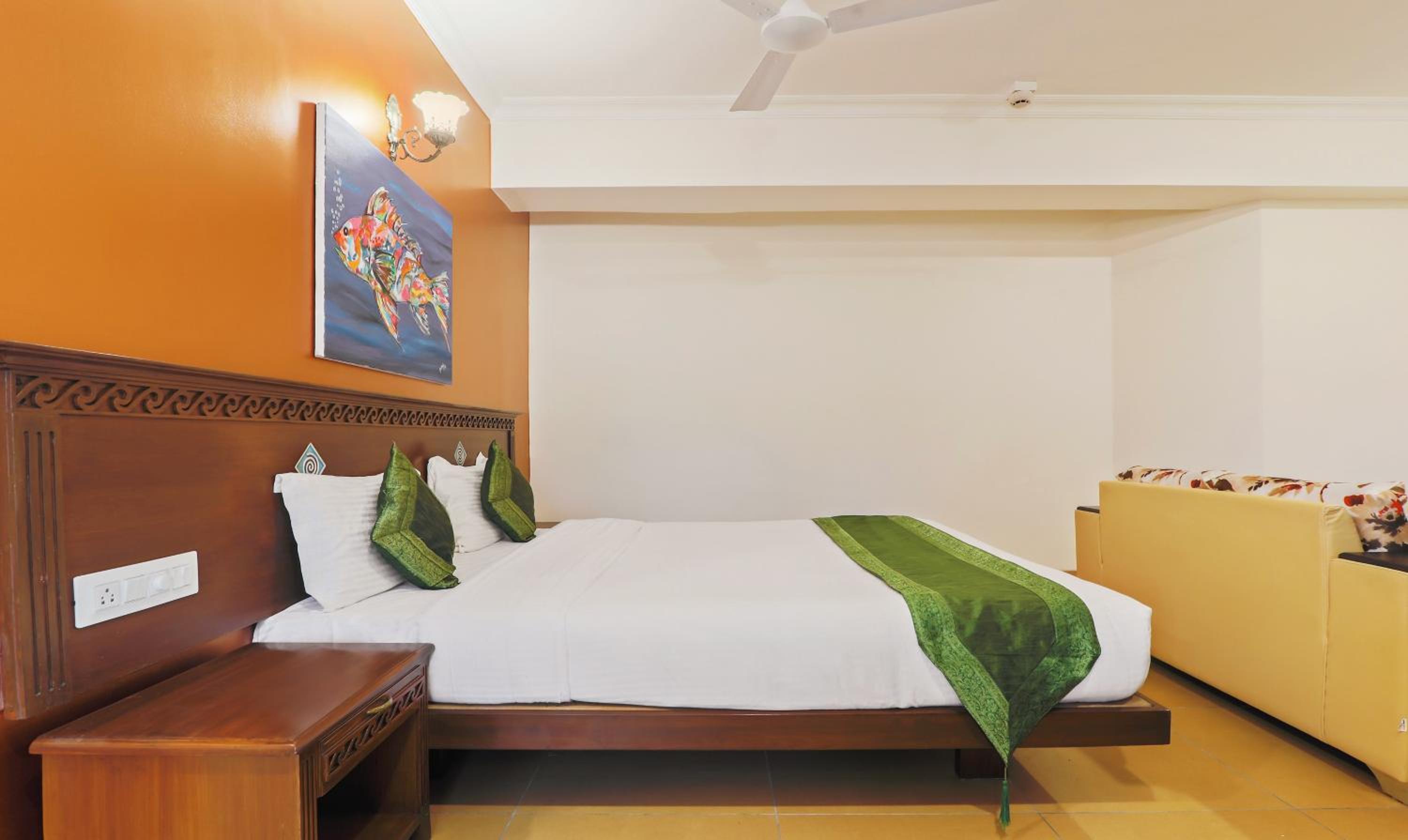 Deluxe Room With Balcony - Photo 4