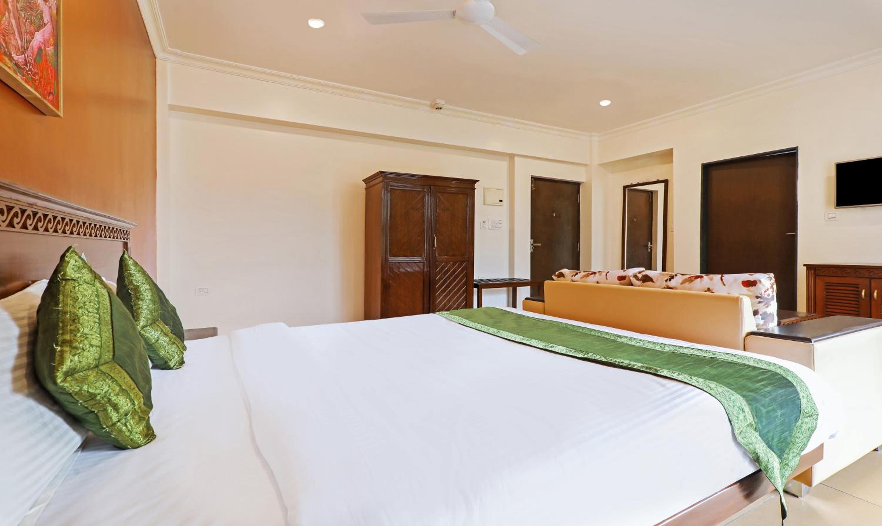 Deluxe Room With Balcony - Photo 9