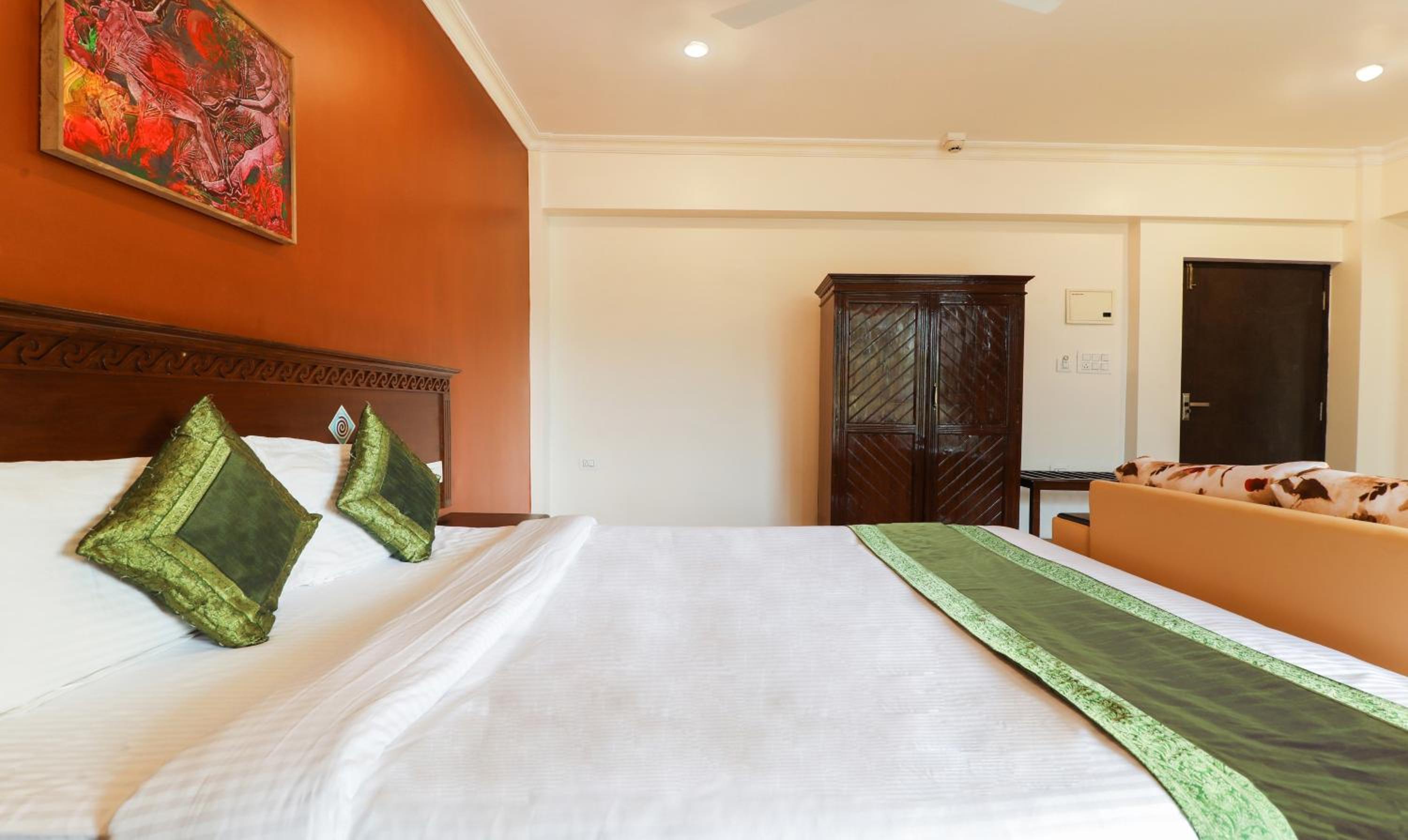 Deluxe Room With Balcony - Photo 7