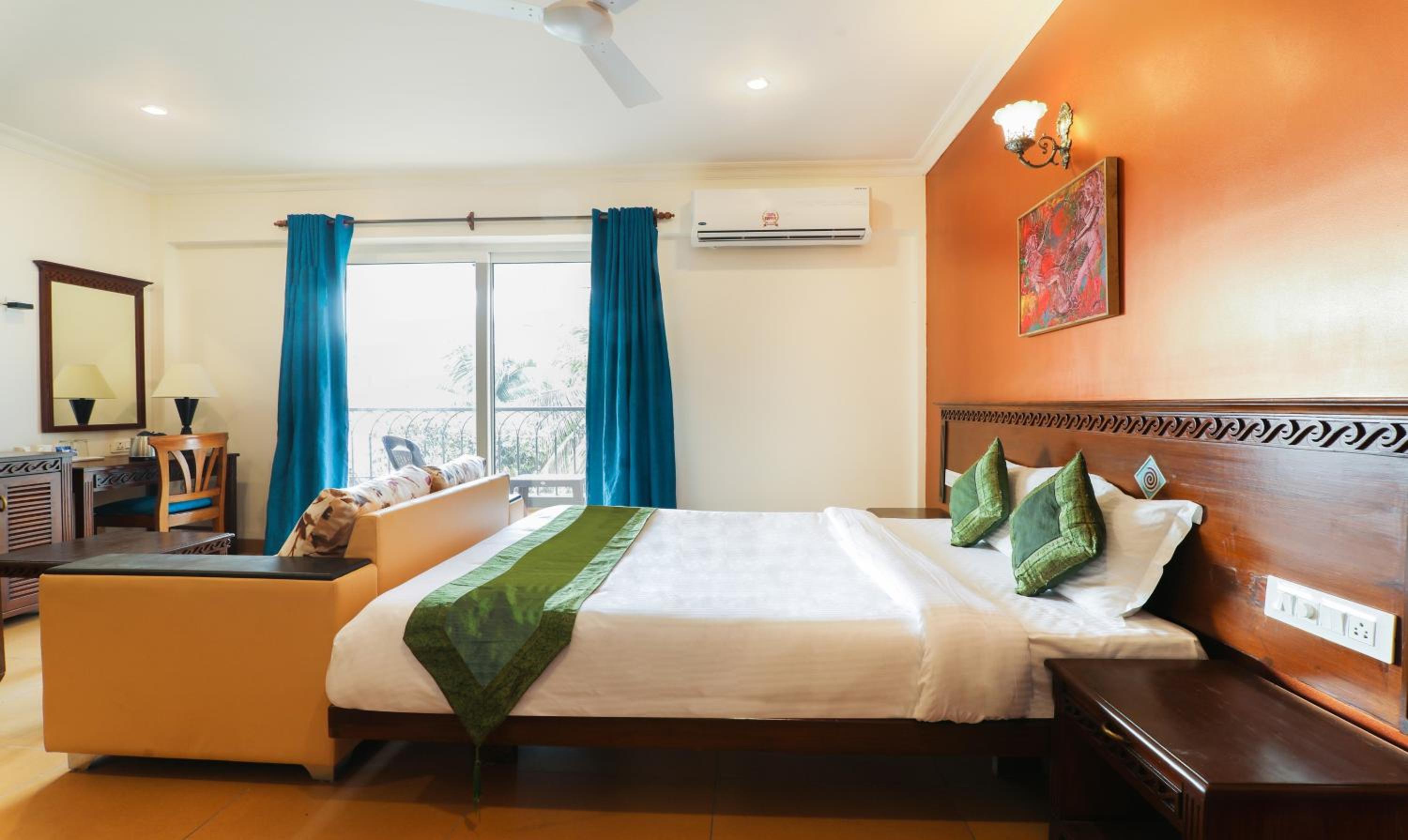 Deluxe Room With Balcony - Photo 12