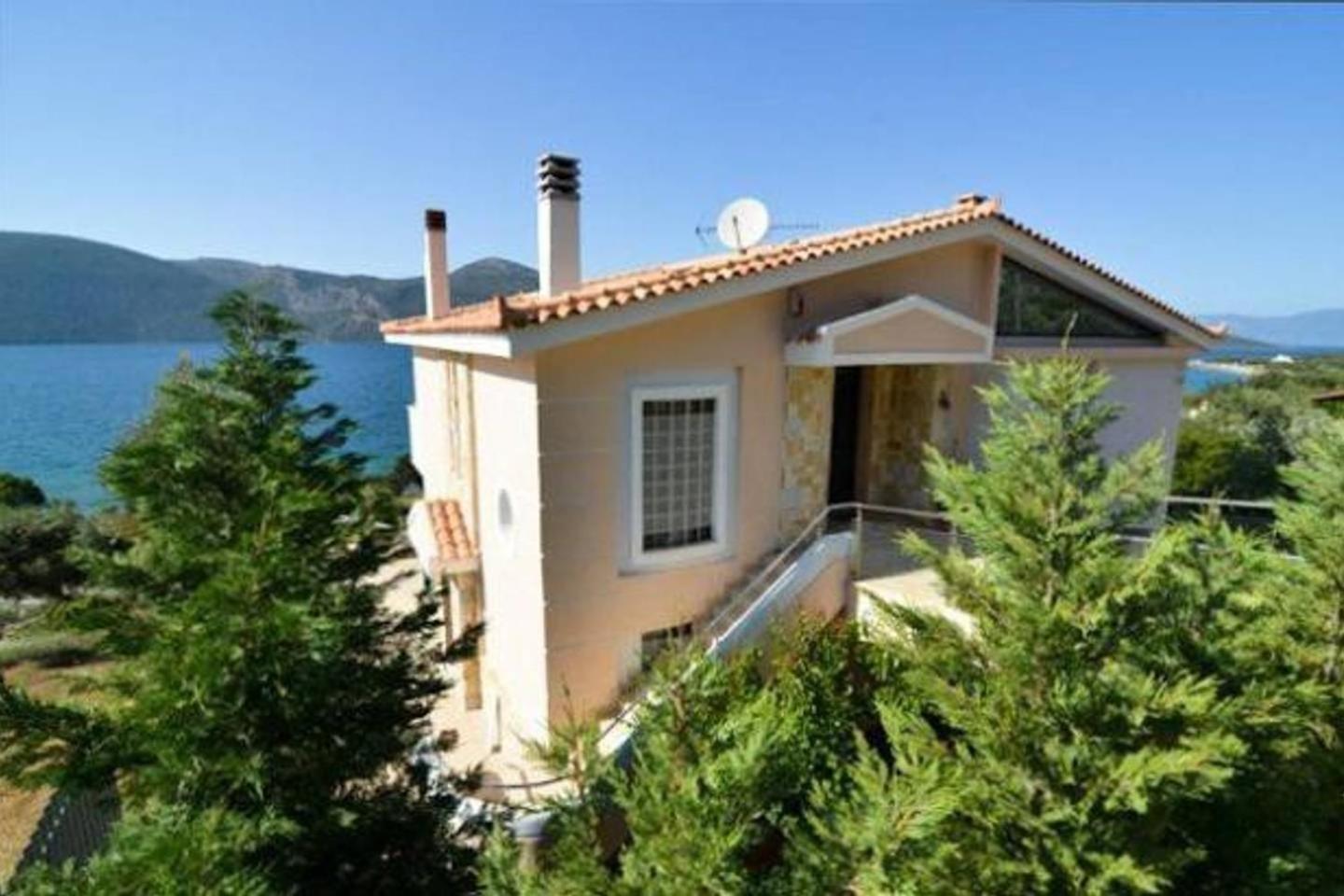 Three-Bedroom House photo 2
