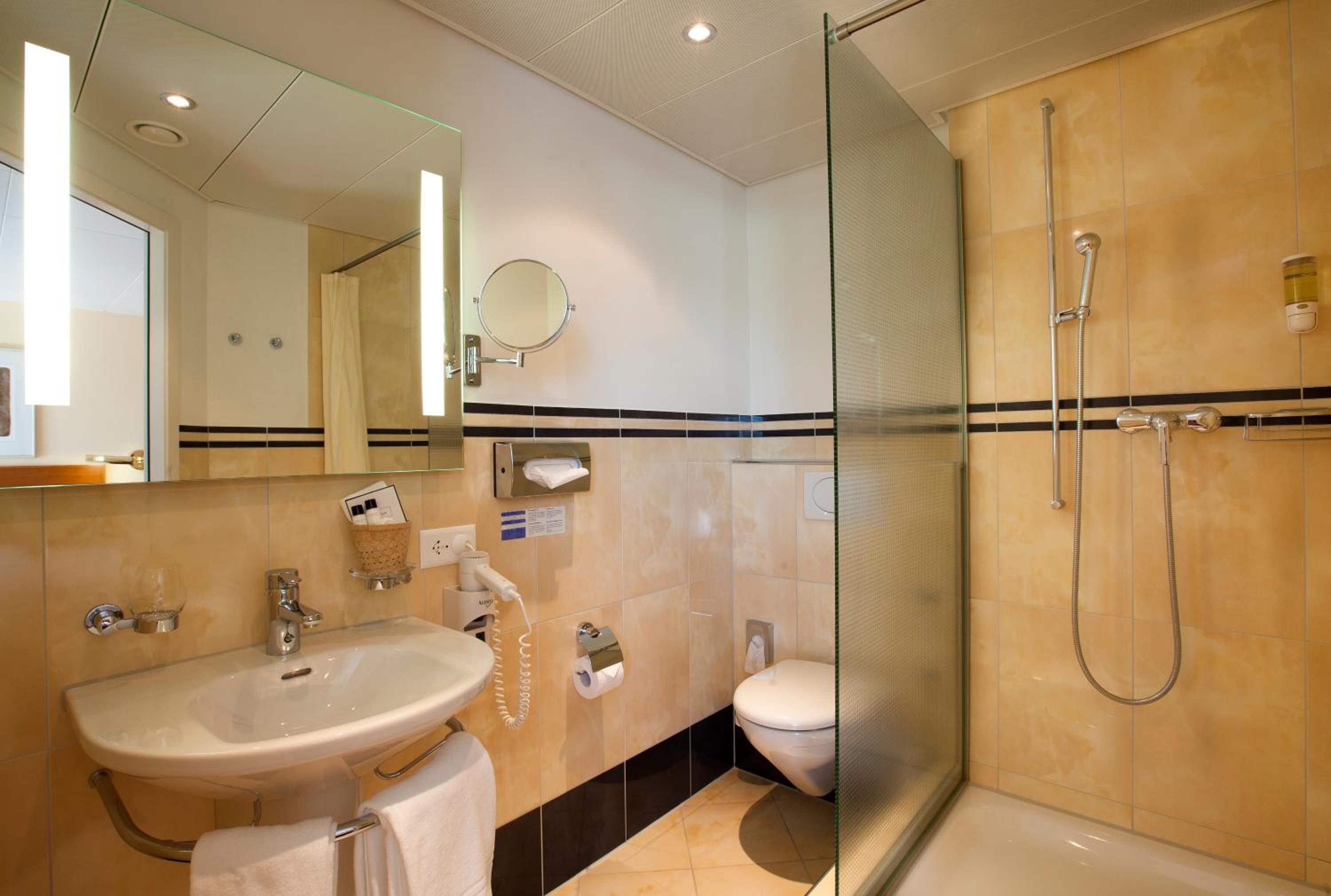 Comfort Double Room with Balcony - Photo 8